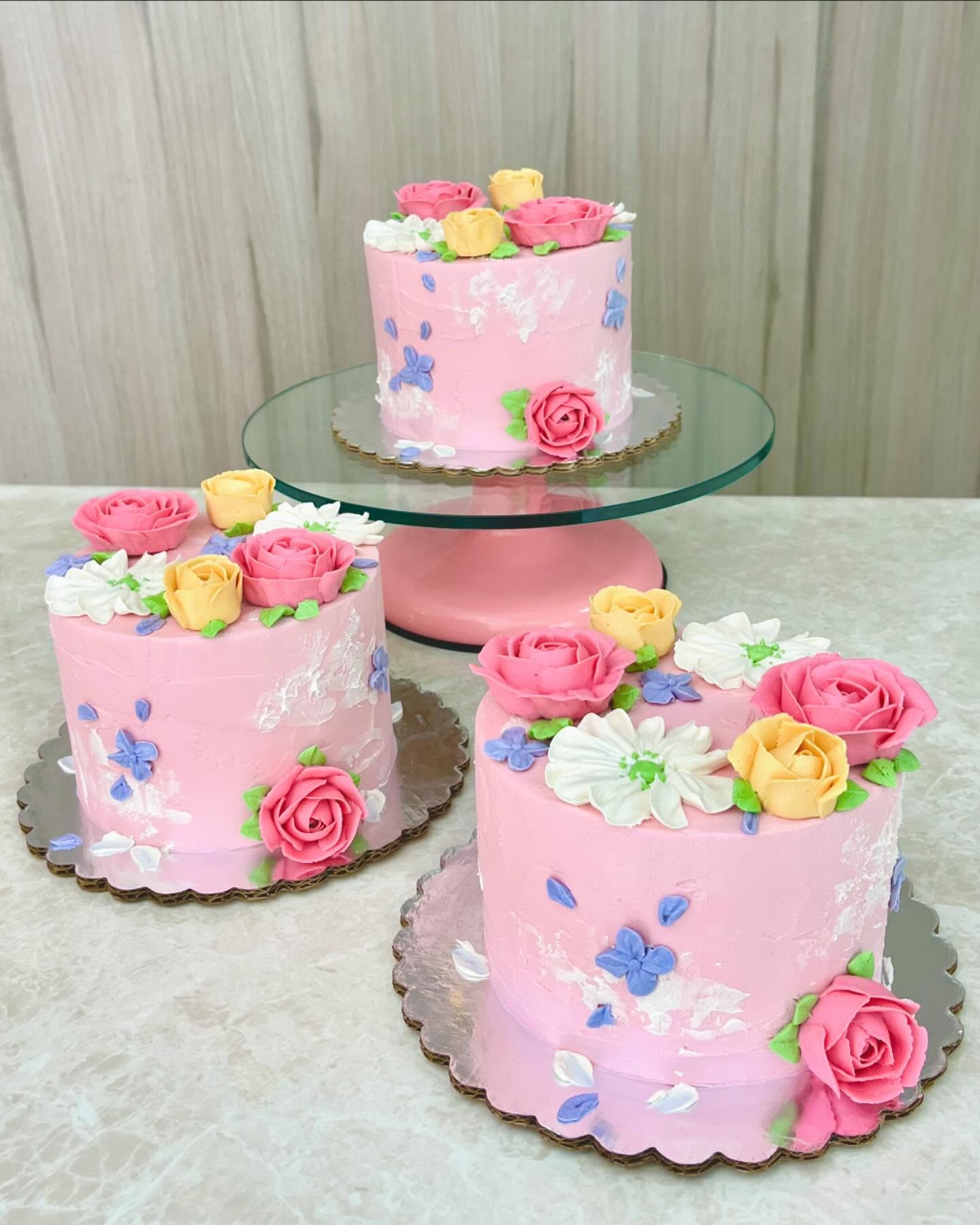 Feliz día a todas las mamis! 🩷💜💛 que se la pasen bien y las consientan mucho hoy y siempre.
Muchas felicidades!!! 🌸