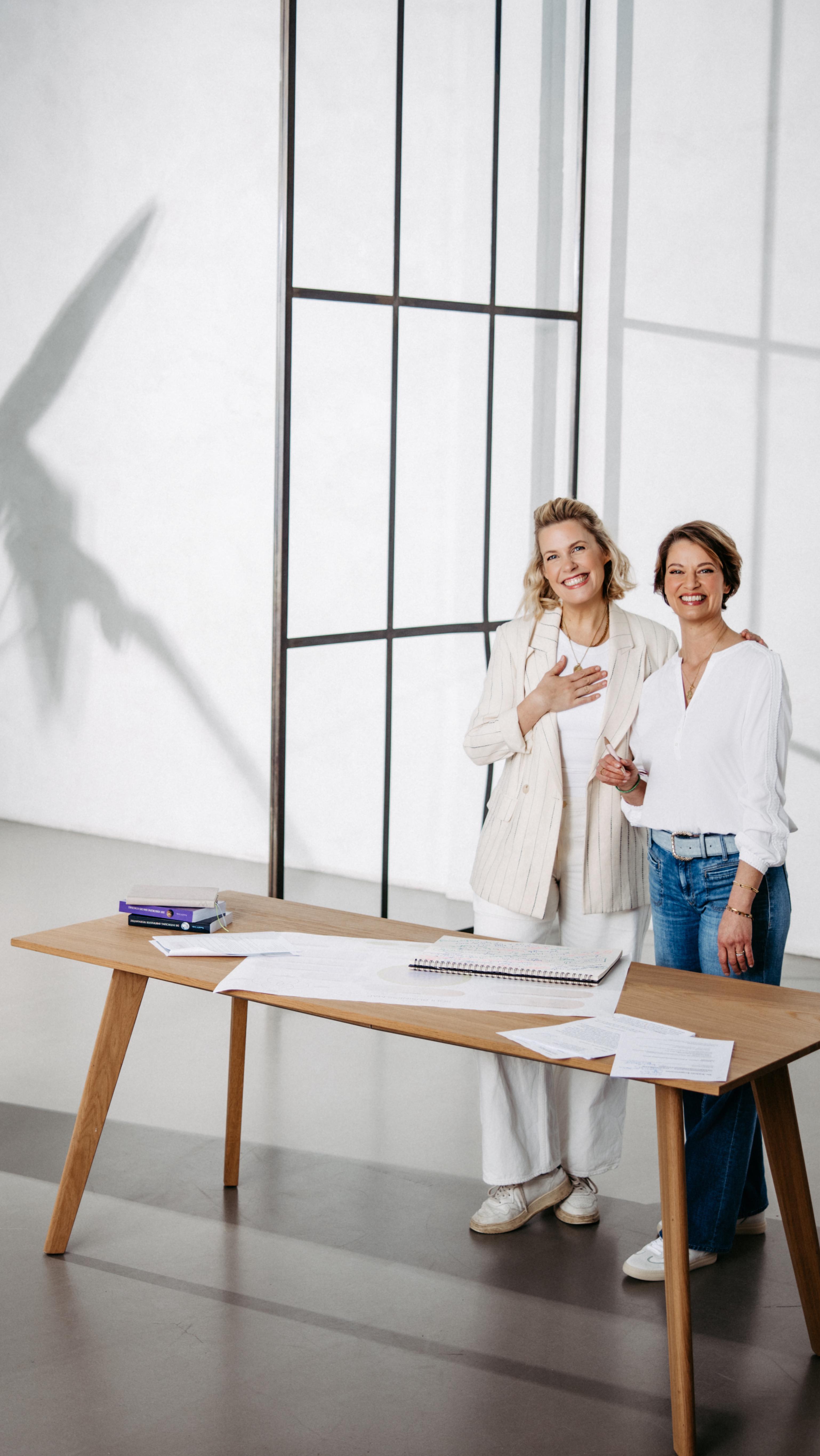 ✨✨✨✨✨✨
Ach, ich bin so beseelt davon, so wundervolle Menschen auf ihrem Weg in die Sichtbarkeit begleiten zu dürfen. 🙏 Es berührt mich jedes Mal, wenn Menschen den Mut haben, ihre Talente mehr und mehr in die Welt zu bringen und dem, was in ihnen angelegt ist, wirklich Raum zu geben.
Aktuell habe ich einen so schönen Auftrag: Katrin ist promovierte Apothekerin, arbeitet in der Pharmabranche, ist ausgebildete Astrosophin und Expertin im Bereich Gesundheit. Ihr Wunsch ist es, Menschen auf ganz unterschiedliche Weise zu mehr Klarheit und Leichtigkeit zu begleiten.
Im Rahmen meiner High Energy Experience gehen wir genau diesen Weg gemeinsam. Wir hatten am 6.3. einen intensiven Workshop-Tag in der HafenCity und am 13.3. einen kreativen Tag im KJU Studio in Hamburg. Dazu kommen noch vier digitale Sessions, in denen ich Katrin bei ihren nächsten Schritten rund um Klarheit, Positionierung und Sichtbarkeit begleite.
Es ist so eine Freude, gemeinsam etwas Neues entstehen zu lassen und Menschen darin zu unterstützen, sich selbst noch klarer, freier und selbstbestimmter in der Welt zu zeigen.
Ich bin sehr dankbar für diese Arbeit. Dafür, dass ich so vielen zauberhaften Menschen begegnen darf. Und dafür, dass ich miterleben kann, wie starke Visionen Form annehmen und Menschen mit ihrer Arbeit andere berühren und inspirieren wollen. ✨
Danke, liebe Katrin, für dein Vertrauen. Ich freue mich sehr auf alles, was noch entstehen darf.
Und ich freue mich für jeden, der den Mut hat für seine Träume loszugehen. Auch mit kleinen Schritten aber immer mit Leidenschaft und Herz. 🥰
Shine your light & go after amazing!
Deine Lotta
✨✨✨✨✨✨✨
Danke an das beste Team.
@danielameisephotography
@hejmami_makeupcoachings
@kju.studio
@lisiziegler
🙏🚀🩷
#sichtbarkeit #highenergyexperience #neustart #berufung #soulbusiness #businessmentor #hamburg