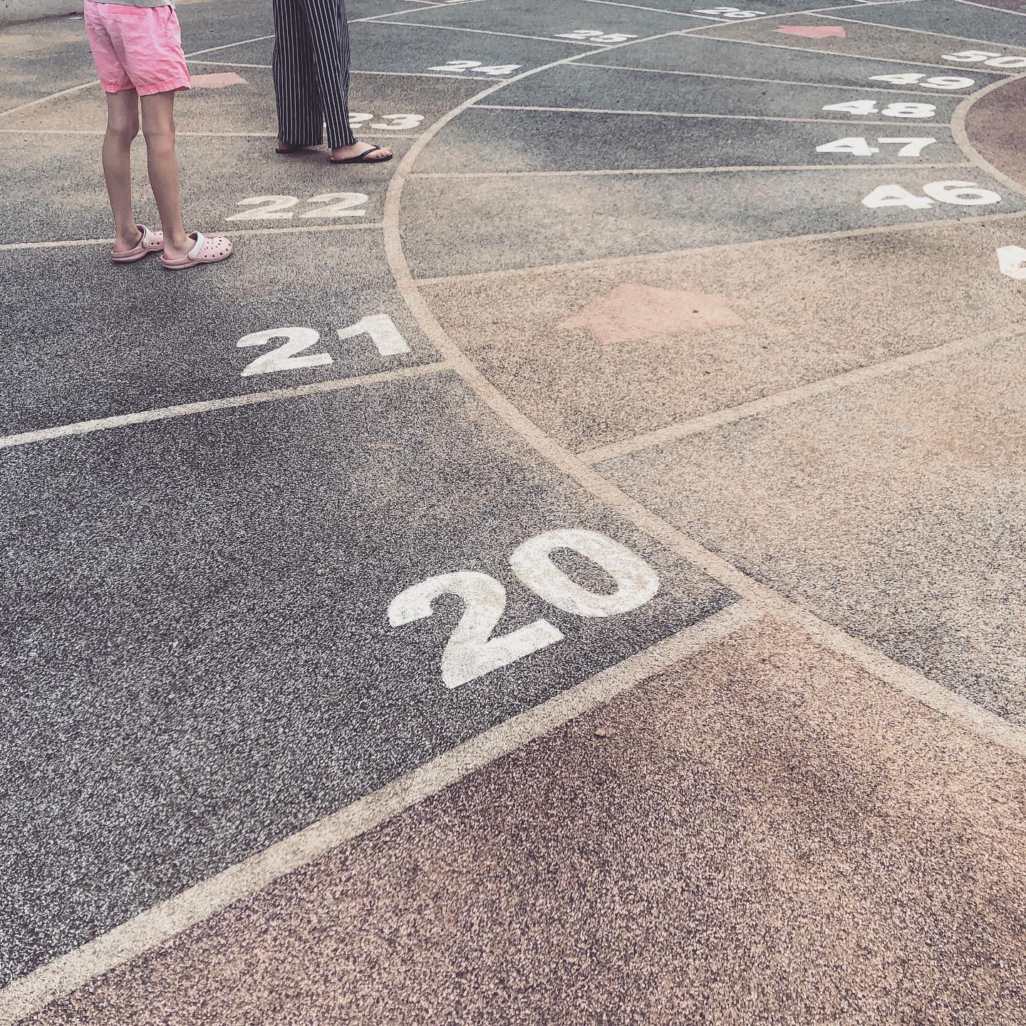 Spiel (von althochdeutsch: spil für „Tanzbewegung“) ist eine Tätigkeitsform. Spielen ist eine Tätigkeit, die zum Vergnügen, zur Entspannung, allein aus Freude an ihrer Ausübung, …, ausgeführt werden kann. Es ist eine Beschäftigung, die oft als spielerische Auseinandersetzung in Gemeinschaft mit anderen vorgenommen wird. Ein Großteil der kognitiven Entwicklung und der Entwicklung von motorischen Fertigkeiten sowie sozialer Kompetenz findet durch Spielen statt, beim Menschen ebenso wie bei zahlreichen Tierarten. In der Pädagogik wird das Spiel auch gezielt als Lernmethode eingesetzt. Einem Spiel liegen oft ganz bestimmte Handlungsabläufe zugrunde, aus denen, besonders in Gemeinschaft, verbindliche Regeln hervorgehen können. Die konkreten Handlungsabläufe können sich sowohl aus der Art des Spiels selbst, den Spielregeln (Völkerball, Mensch ärgere dich nicht), als auch aus dem Wunsch verschiedener Individuen ergeben, gemeinschaftlich zu handeln (Bau einer Sandburg, kooperatives Spiel).
Wikipedia
Die Unterschätzung des freien Spiels ist enorm. Darum mein Aufruf: Schenken wir unseren Kindern mehr Zeit zum Spielen, mehr Zeit, um kreativ zu sein. Sie spielen nicht bloss. Es ist die Art und Weise, wie wir Menschen in jungen Jahren lernen 💡.
.
.
.
.
.
.
.
#letthemplay #playoutside #play #playground #lasstsiespielen #spielen #kindergarten #kindergartenteacher #kindergartenpädagogin #learningbydoing #playandlearn #mama #mom #maman #mamansuisse #mamalife