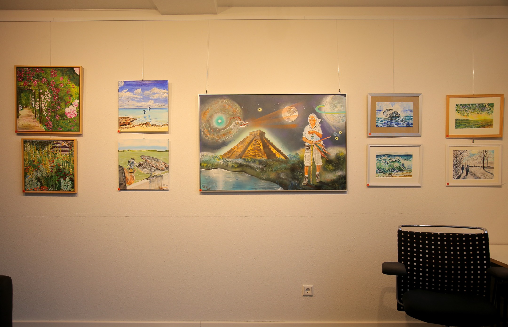 Rückblick auf eine wundervolle Vernissage am 1. November!
Mit großer Freude durften wir Originalwerke von Frau @karinmetze aus Rastenberg präsentieren. Die Ausstellung war ein voller Erfolg und ein besonderer Moment, der uns alle inspiriert und berührt hat. 🎨❤️ Ein großes Dankeschön an alle, die dabei waren, und natürlich an Frau Matze für ihre beeindruckende Kunst und ihr Vertrauen.
Alle Kunstinteressierten sind herzlich eingeladen, die Ausstellung noch bis zum 29. November von Montag bis Samstag 10-17 Uhr zu besuchen!
#Kunst #Vernissage #FrauMatze #Rastenberg #KunstAusstellung #kulturschaufenster