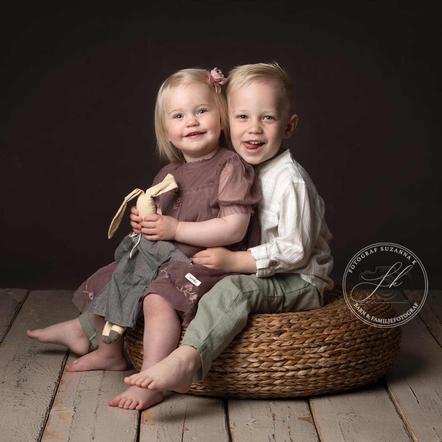 ❤️ Syskonbilder ❤️
Första bilden är tagen nu i april. Andra bilden är tagen för ett år sedan. Den 3:e bilden är tagen under Sigrids nyföddfotografering. Jag tror vi har skapat en tradition ❤️Är du intresserad av en fotografering? Jag kommer ha en Minisession nästa vecka. Datum släpps imorgon! ❤️håll koll!#syskonfotografering #syskonkärlek #fotografsuzannak