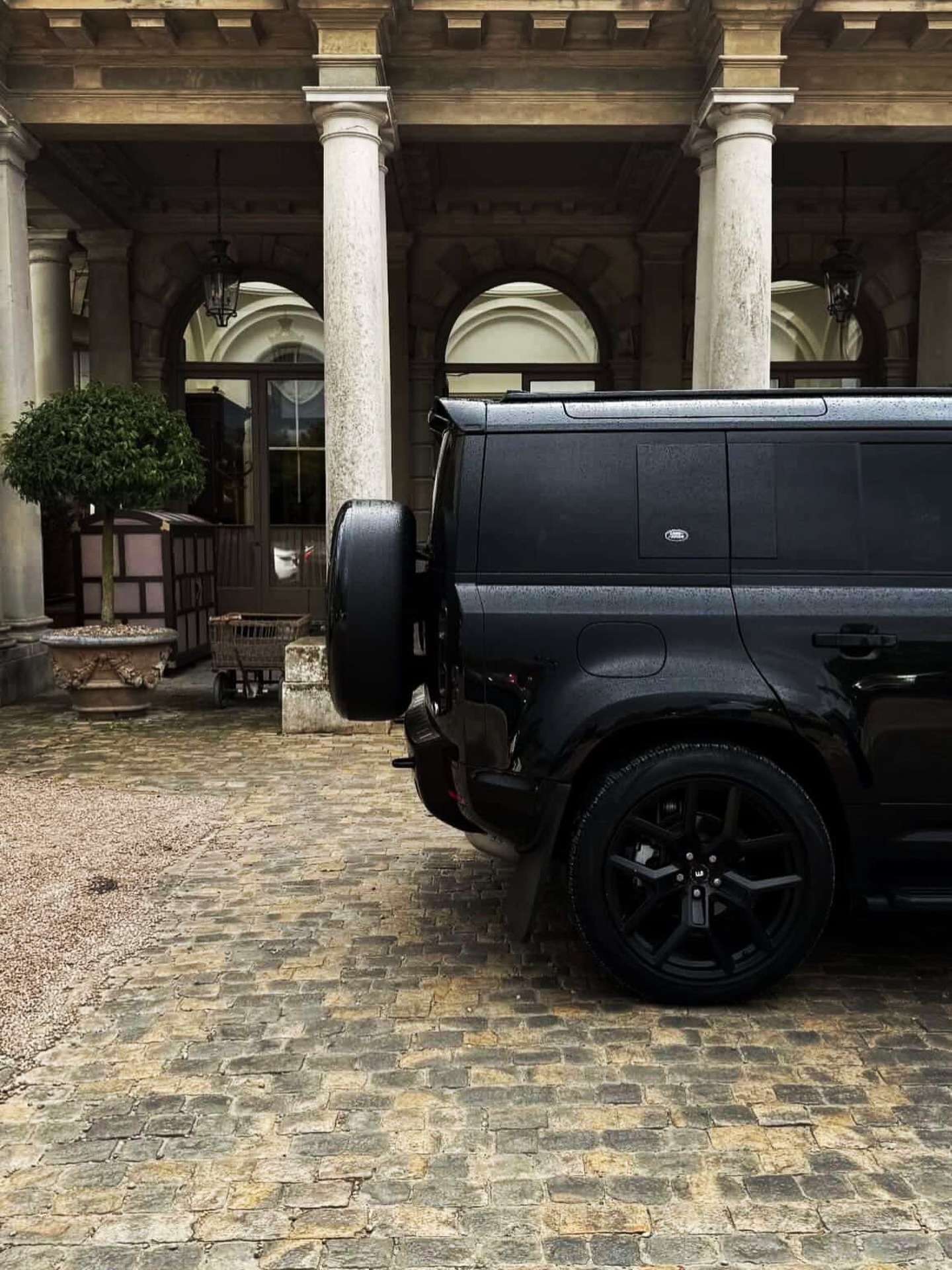 Land Rover Defender
Parked up, powered down. But always ready to go anywhere. 🛞💨
#defender #carhire #landroverdefender #ichauffeur #achmaluxe