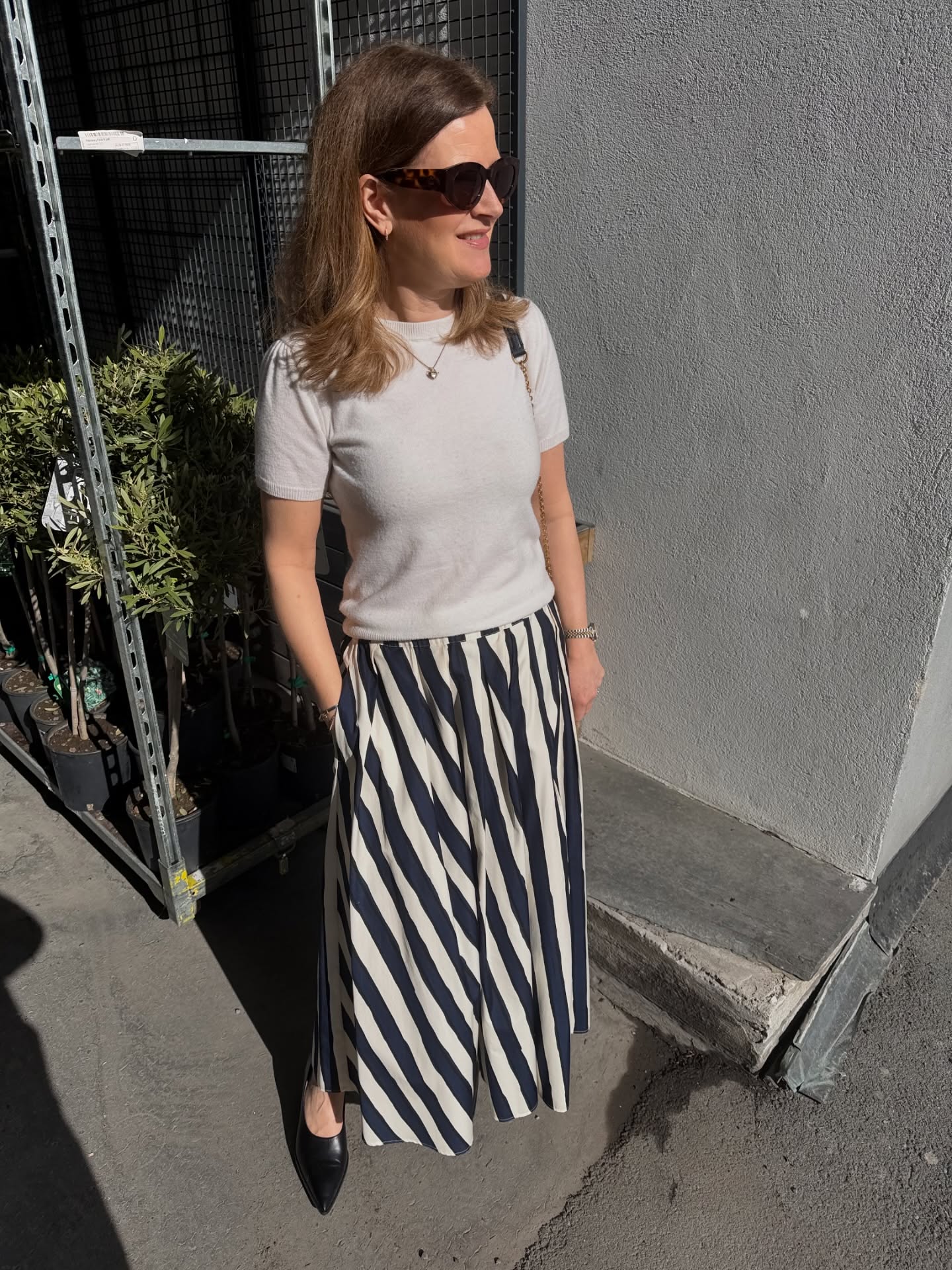 Velkommen innom Bitten! Janecke i lekkert skjørt fra Max Mara, t-skjorte fra Dear Dharma, veske fra Mulberry og solbriller fra Corlin😍 Nå er vi klare for vår og sommer etter påsken 💙
Åpent fra kl. 10-18 mandag og tirsdag. Kl. 10-16 på onsdag🐣