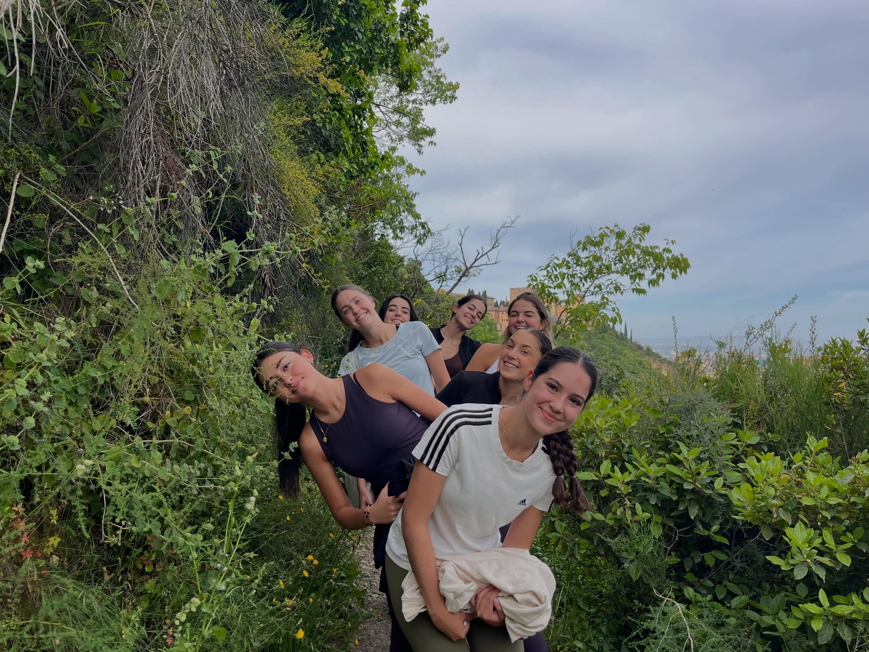 | DOMINGO DE RUTA ⛰️☀️
| En el día de ayer, algunas de las colegialas realizaron una ruta de senderismo que empezó desde el Paseo de los Tristes y pasaron por la Acequia Real y la Silla del Moro.
#cmsantodomingo #ruta #granada