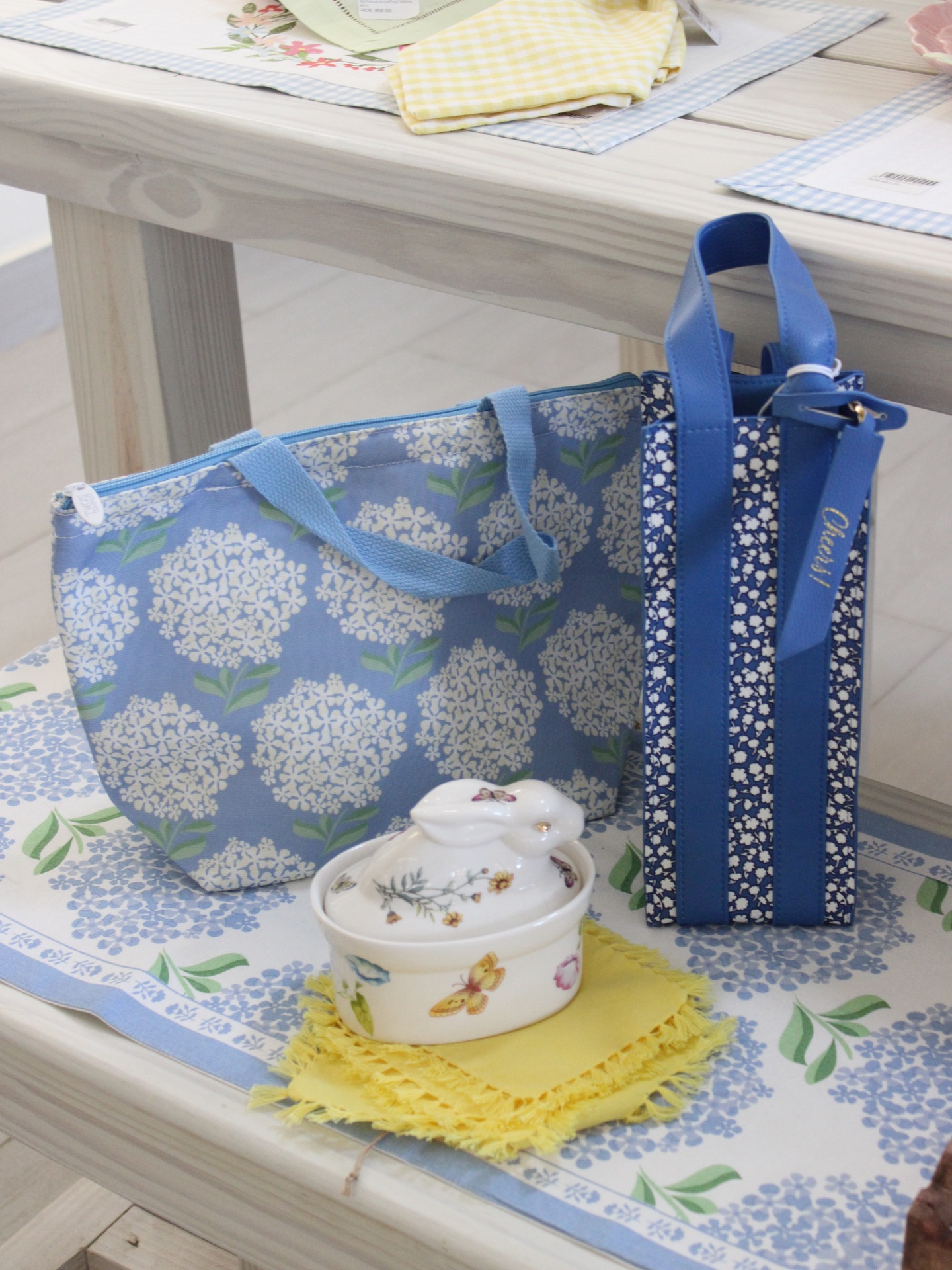 Se siente la primavera en nuestro taller, opciones atemporales y diferentes. Bolso y portavinos ¡Personaliza tus piezas!