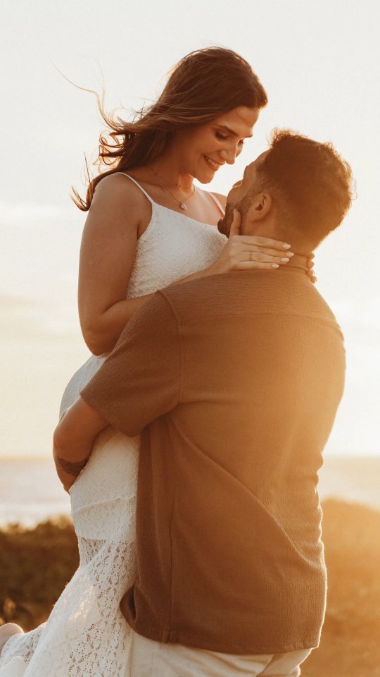 Nunca é apenas uma celebração
É o caminho até ela, os encontros escolhidos, os detalhes que se alinham
E, no centro de tudo, o momento onde cada instante encontra o seu significado
Thayná e Guilherme 🩷