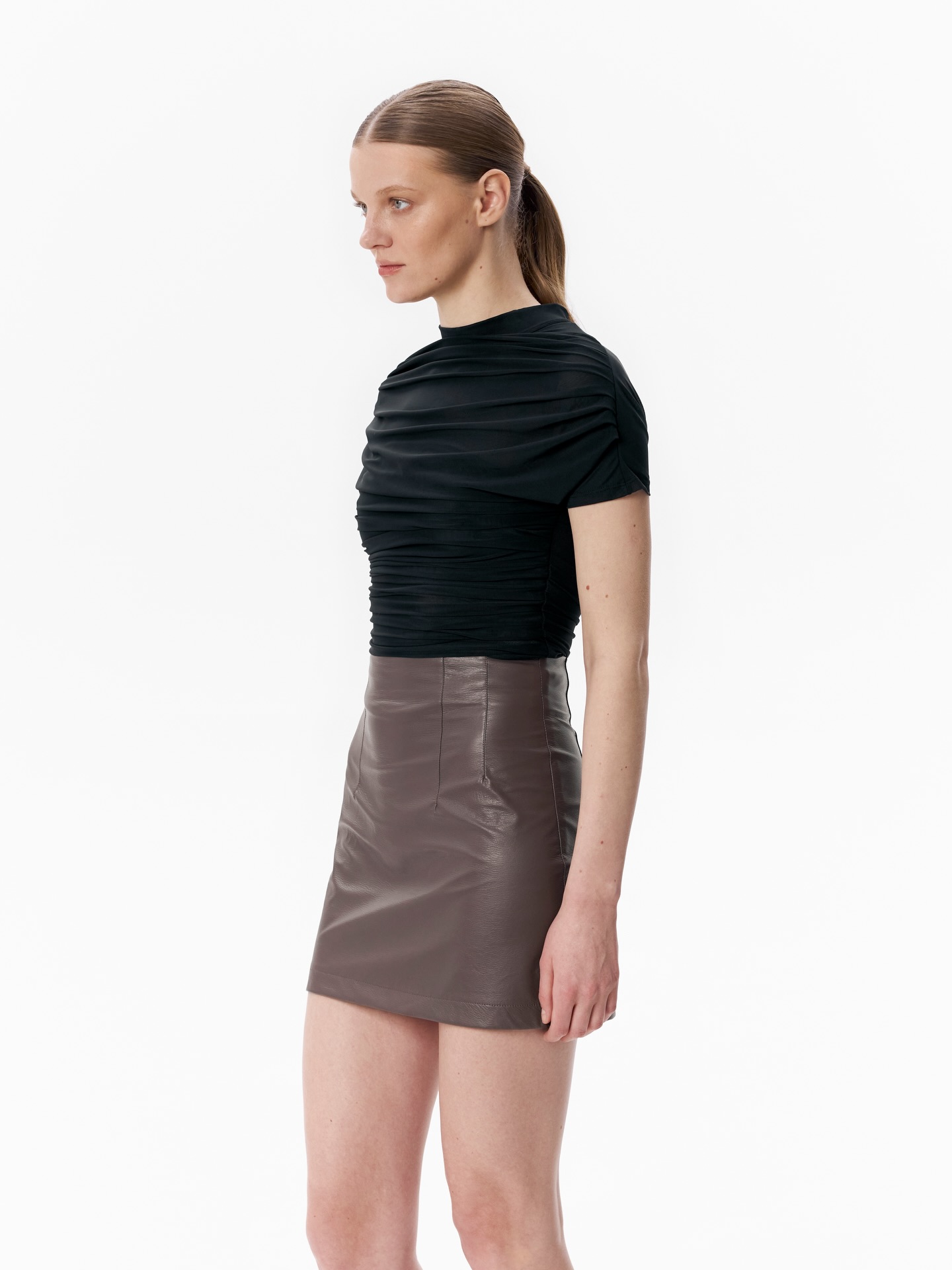 Look 5: BRIEF Skirt in Brown and NYX Top in Black⚡
The perfect shade of milk chocolate meets impeccable quality vegan leather.
Shop the new drop at www.darann.com