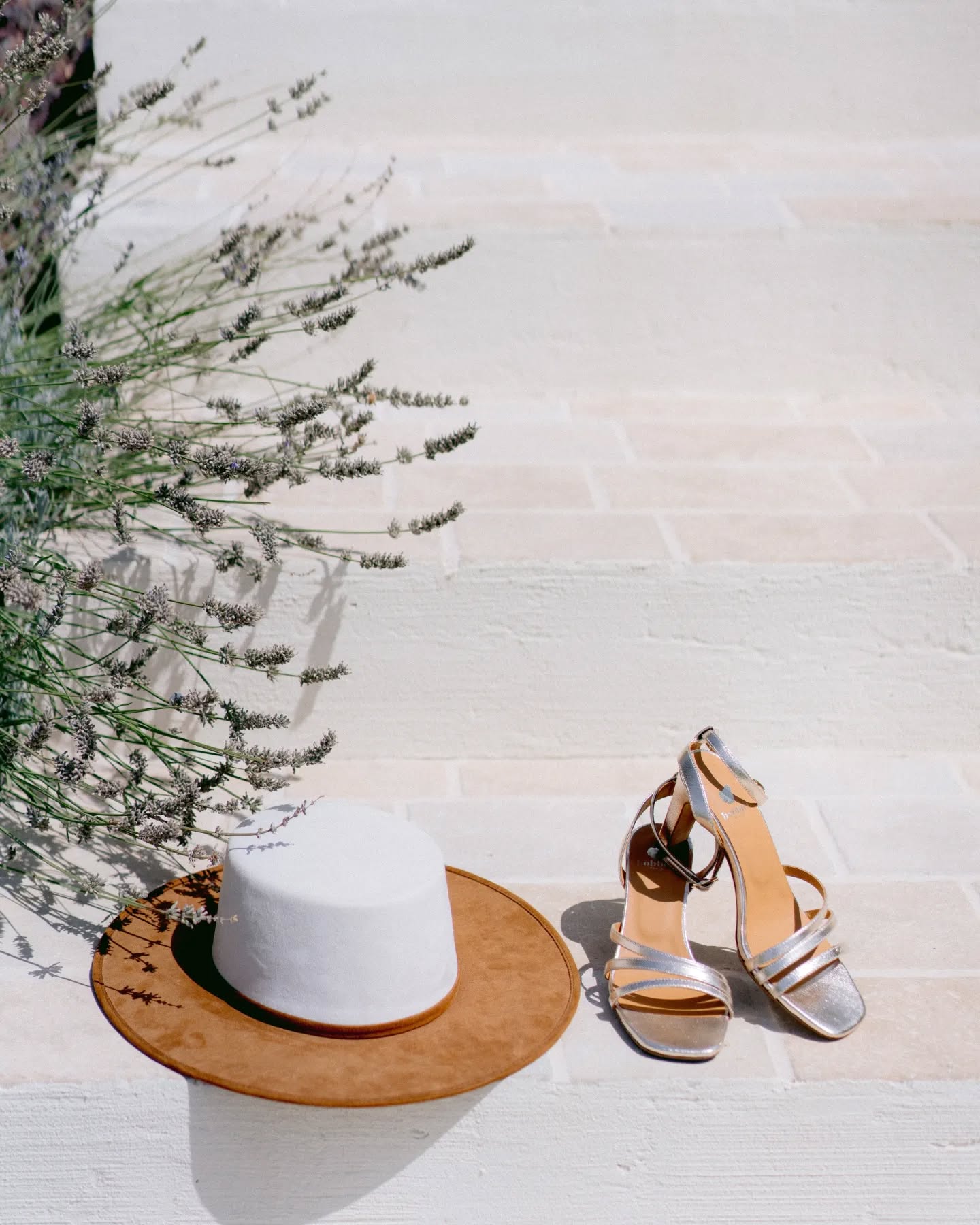 Après une enfance passée à lire un par un les romans de Marcel Pagnol - mon grand-père marseillais considérait visiblement que rien d'autre sur le plan littéraire n'avait d'intérêt, je (re)viens enfin en terres de Provence pour couvrir un mariage. Un retour aux sources (comme Manon. Des sources. Tu l'as ?)
It means : since my name does come from Manon of the Springs, I guess working in Provence was only a matter of time.