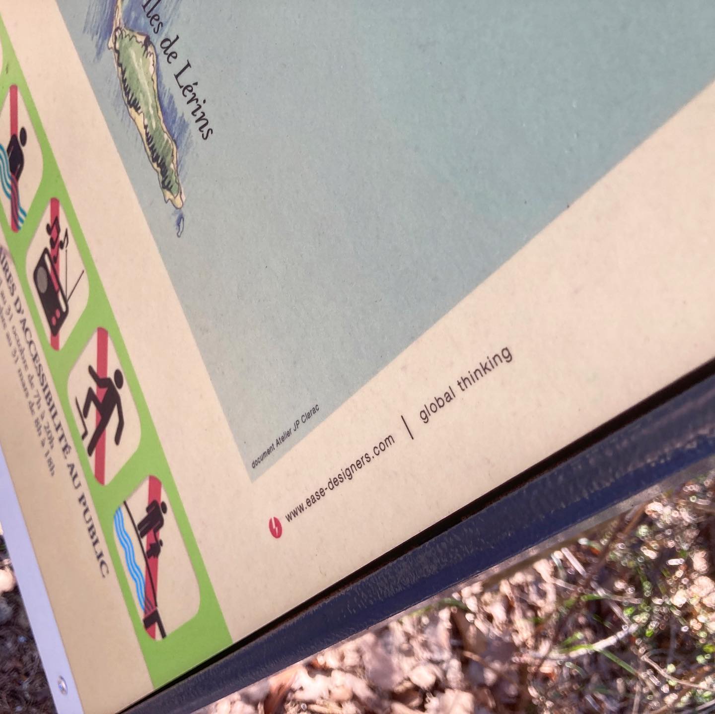 Le Parc intercommunal du Canal de la Siagne, une promenade au fil de l’eau qui met en lumière l’intercommunalité et la valorisation d’une ressource essentielle, l’eau. Nous sommes fiers de ce projet initié il y a déjà quelques années avec le Sicasil et le groupe Suez…
La tranche de Mougins vient de se terminer, bientôt l’inauguration.
.
#parcintercommunalducanaldelasiagne #canal #intercommunalité #mougins #mobilerurbain #signaletique #design #designthinking #communication #sicasil #suez #chartegraphique #patrimonial #mobilierrecyclé #sustainable #globalthinking