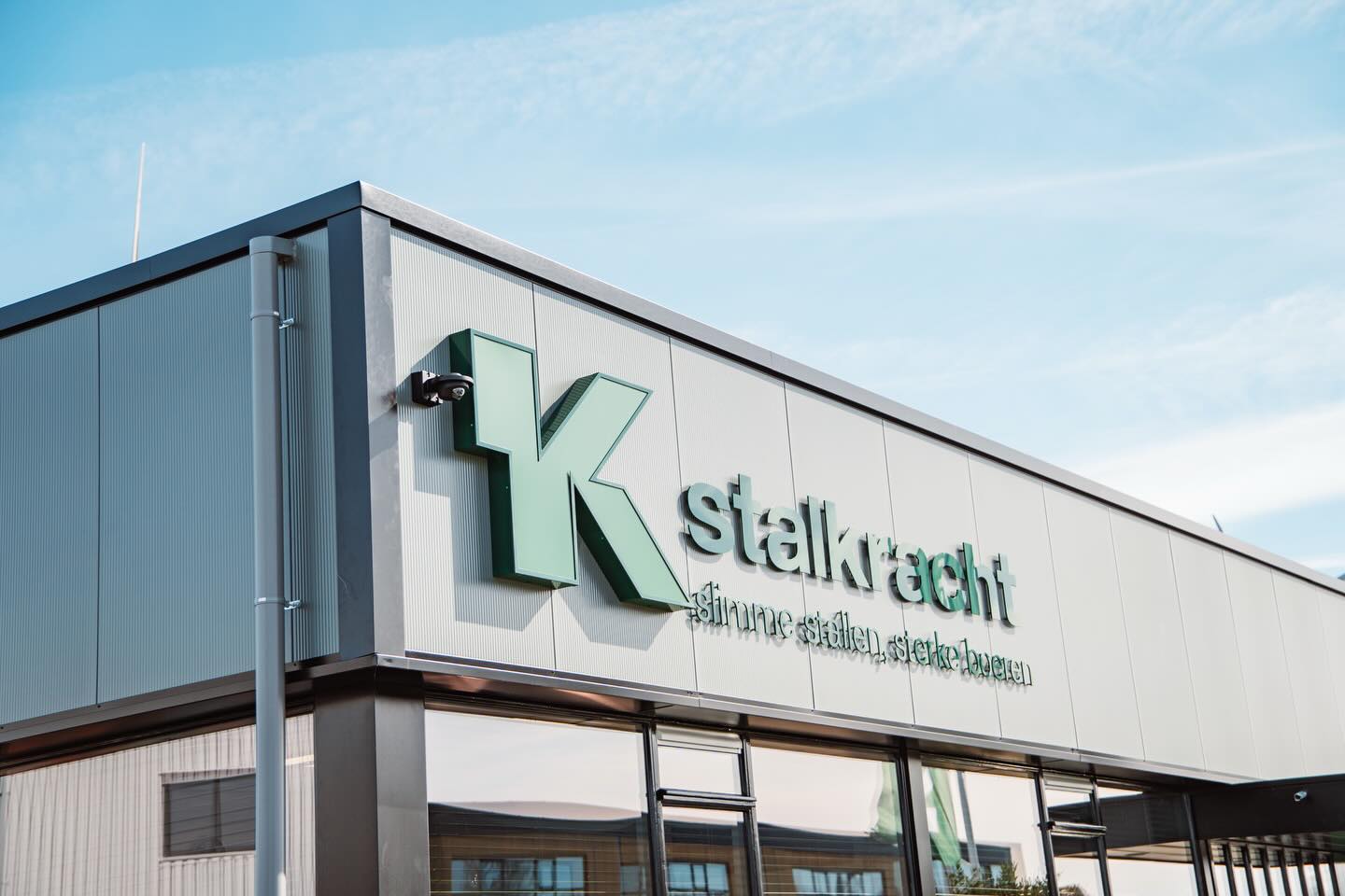De eerste dag van de Stalkracht Open Dagen zit erop en wat kijken we terug op een geslaagde en gezellige dag!🥳
We hebben veel bezoekers mogen verwelkomen, mooie gesprekken gevoerd en volop interesse gezien in de nieuwste ontwikkelingen.
Maar we zijn er nog niet! Morgen staat de tweede dag op het programma en je bent van harte welkom van 10.00 tot 16.00 uur.
Kom langs en ontdek de nieuwste machines van JOZ, laat je informeren en inspireren. Ook aan de jongste bezoekers is gedacht: er zijn springkussens, een ballenbak en een leuke kleurwedstrijd.
We zien je graag morgen!
•
•
#stalkracht #opendagen #JOZ #agrarisch #gezelligheid