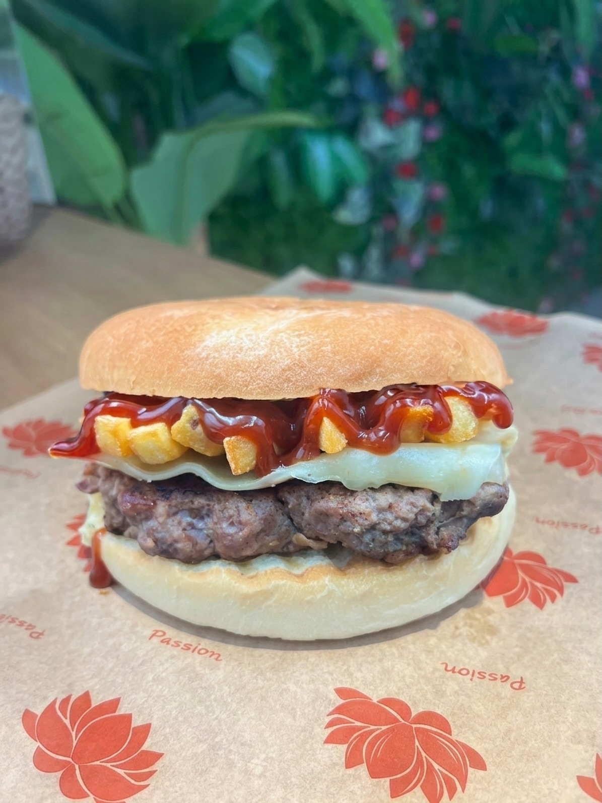 🍔 Più gusto, meno pensieri
La nostra Linea Smart è pensata per offrirti uno street food completo, pratico e accessibile.
Il panino con polpette di manzo, Emmental, patatine fritte e salsa BBQ propone un mix ricco e soddisfacente, dove ogni ingrediente contribuisce a un gusto pieno e diretto.
La scelta ideale per chi vuole qualcosa di buono, veloce e conveniente. 😋
#StreetFoodSiracusa
#SiracusaFood
#MangiareASiracusa
#SiracusaDaGustare
#foodsiracusa