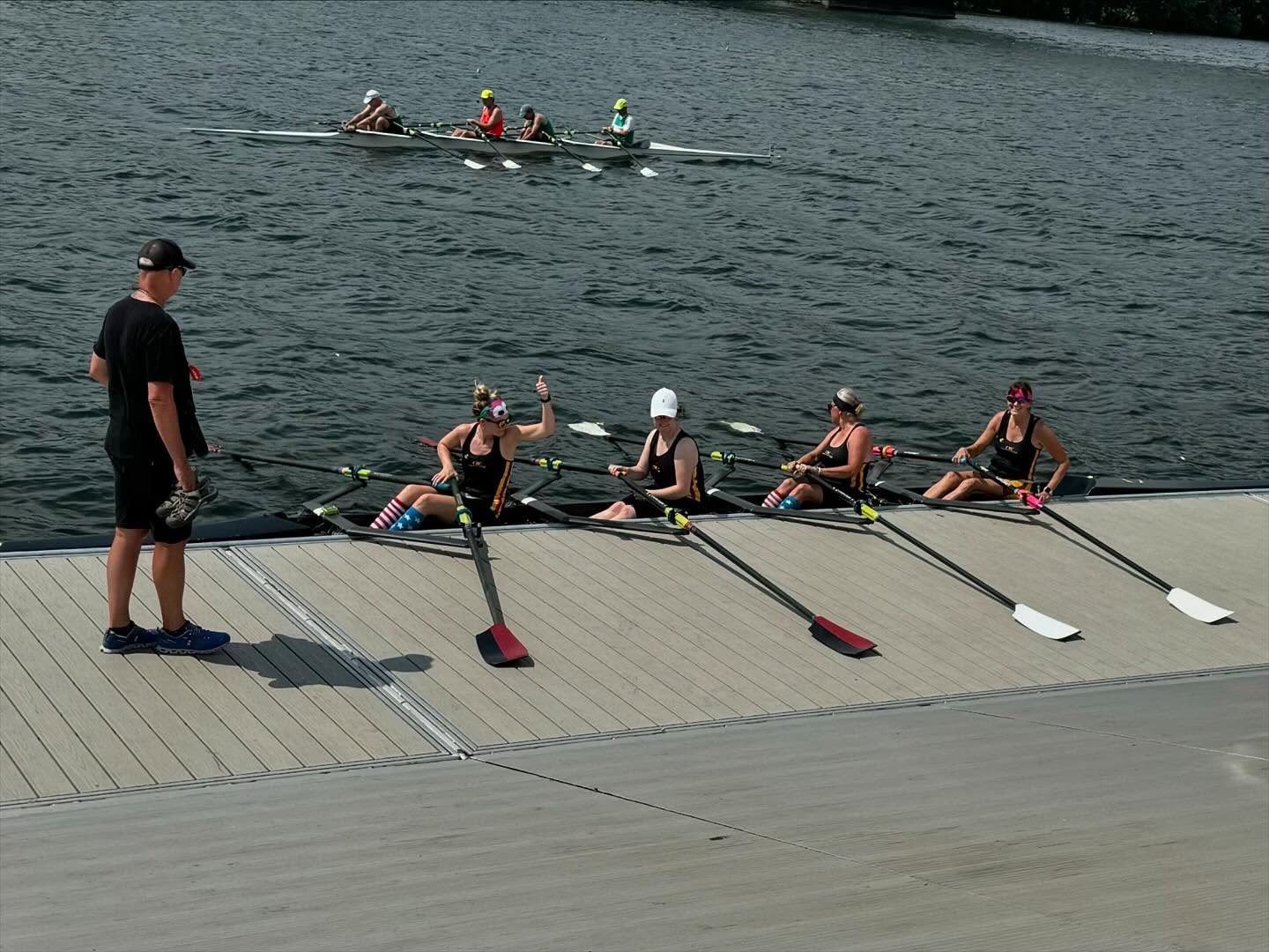 Thumbs up from the Phanatic 👍🏻 Cooper Rowing Club raced four quads in the Womens Masters 4x at Independence Day Regatta hosted by @boathouse_row 🚣♀️ #mastersrowing #schuylkillriver #row #sculling