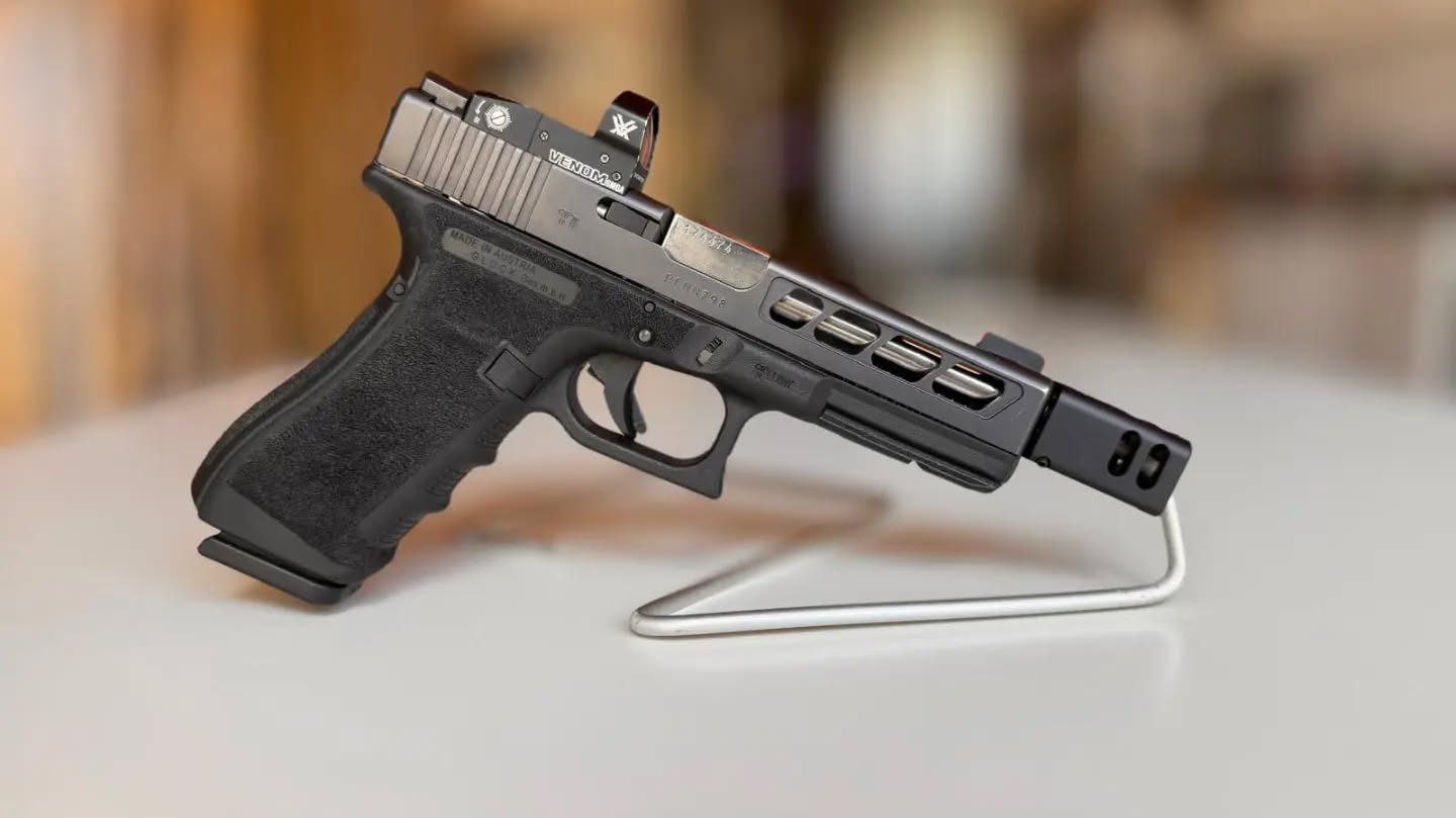 Canna con compensatore Toni Sistema per questa splendida Glock 17 Meschieri custom!
Lavori eseguiti: fresatura carrello per Red dot
Fresatura alleggerimento anteriore 3.1
Canna lappata
Stippling fine eseguito a mano
Alleggerimento scatti