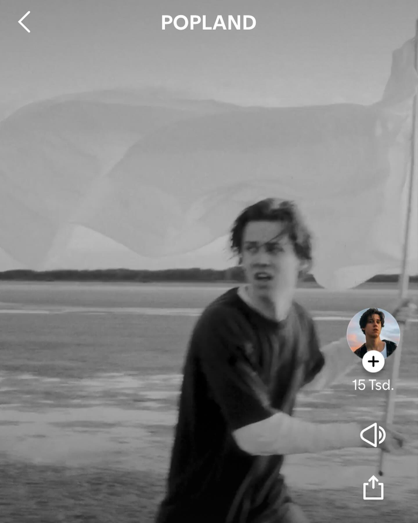 Weiße Fahne hieß ja zuerst ganz anders…wer weiß wie? Egal, seit gestern ist der Song draußen und erfreut die Brunkefanherzen und mehr…ein Auszug aus dem Playlistenfang @brunkemusik @spotifyde @sonymusicde @presse_regelt