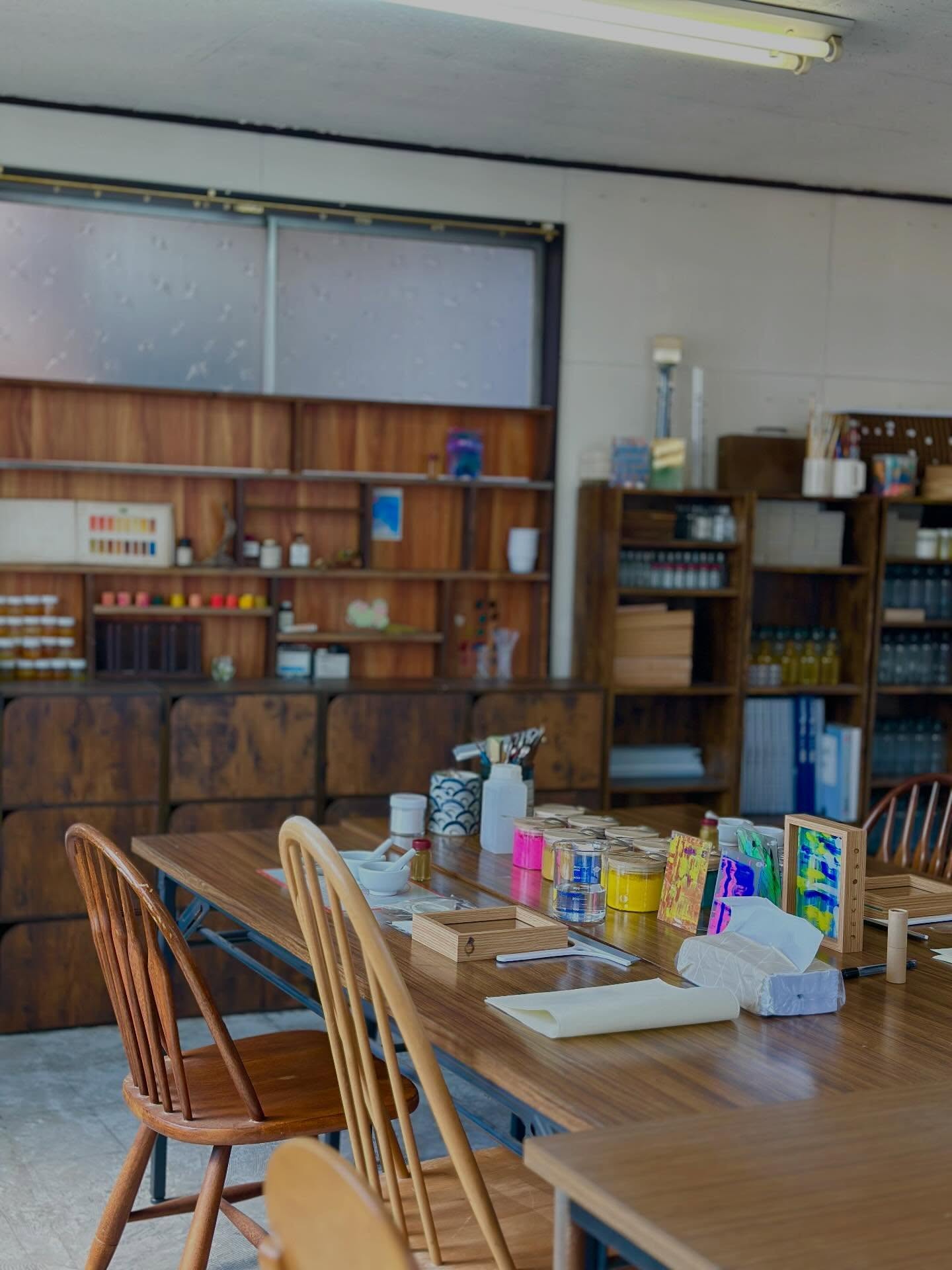 
〜マイカラー・ラボ 9カラーズ〜
大人気のワークショップ
マイカラー・ラボは今月から新たに
9カラーズが登場しました!
マイカラー・ラボ 3カラーズは基本の3原色、赤、青、黄の顔料を使って透明水彩を作ることができます。
そして、マイカラー・ラボ 9カラーズでは月光荘の絵の具に実際に使用している顔料から9色を使って透明水彩絵の具作り。
3原色では難しい、淡いパステルカラーや深みのある色も作ることができます🤗
こちらのワークショップは講師のサポートつき。
HPから事前予約の上、ご来店ください!
作った絵の具はアクリル板に自由にのせて
世界でひとつ、あなた色の絵の具を使った
アートワークをつくります。
親子やお友だちとわいわい
お話ししながら、ご参加いただけます。
〜マイカラー・ラボ〜
🌈9 カラー
▪️日時: 3/13,14,20,21,27,28
▪️参加費:¥6600〜
▪時間:12:30-14:00(90分)
▪HPから事前申し込みの上ご参加ください。
🌈3カラーズ
▪️ファルべの営業日はいつでもご参加できます。
▪️参加費:2,200円(税込)
※予約不要!混雑時はお待ちいただく場合がございます。
ーーーーーーーーーーー
〜月光荘ファルベ 生演奏の夕べ🎻〜
▪日付:2026年3月1日(日)21日(土)29日(日)
▪時間:①15:00〜②16:00〜
▪参加費:ワンドリンクオーダー
紅茶とスコーンを頬張りながら贅沢な生演奏BGMが月光荘ファルベで奏でられます。
毎回変わる演奏家たちへ、美しい音色に感謝を込めて、お帰りの際お渡しする封筒にチップをそっと入れていただければ全額演奏家へ渡ります。絵の具工場で過ごす、優雅な午後を。
📯月光荘ファルベで生演奏をしてくださる音楽家の方を随時募集しております。HPをご確認のうえ、ご興味ございましたらぜひご連絡くださいませ。
〜レディースバレエ•ストレッチクラス〜
▪日付:2026年3月22日(日)、28日(土)
▪時間:13:00-14:00
▪参加費:¥1500
▪HPから事前申し込みの上ご参加ください
〜おえかき缶バッジ💎〜
◾️ファルべの営業日はいつでもご参加できます。
▪️場所:月光荘ファルべ/喫茶スペース
▪️参加費:1,100円(税込)
※予約不要!混雑時はお待ちいただく場合がございます。
たくさんの画材とあなたのアイディアで、描いた作品がいつも身につけられる缶バッジに。
マイカラーラボでお作りいただいた水彩絵の具を使うのもおすすめです!
〜🍿フライデーシアター〜
◾️毎週金曜日
▪️場所:月光荘ファルべ/喫茶スペース
▪️¥ワンドリンクオーダー
毎週金曜日、ファルベは「街の映画館」に変わります。パブリックドメインの懐かしの名画からアニメ映画まで、多彩な上映作品をご用意。月光荘ファルベならではの音にこだわった豊かな音響空間で、映画とおしゃべりを肴に、特別な週末の幕開けをどうぞ。
ーーーーーーー
📯月光荘ファルべ📯
埼玉県入間郡三芳町竹間沢324-6
金・土・日 11:00-17:00
※L.O.16:30
※営業日の変更はInstagramにてお知らせします
※最寄駅:東武東上線みずほ台駅
※近くに有料駐車場もございます
※キャッシュレス決済のみ
ーーーーーーー