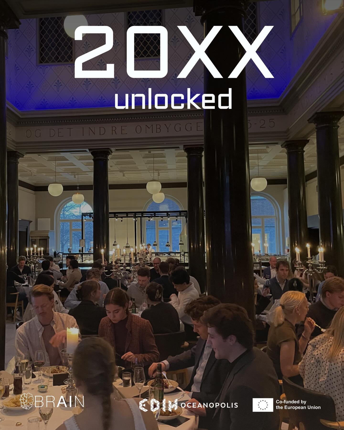 På torsdag arrangerte vi årets BRAIN X-arrangement: 20XX unlocked! 🌟
Gjennom kvelden fikk deltakerne høre engasjerende foredrag om hvordan kunstig intelligens utvikler seg, og hvilke konsekvenser det kan få for fremtidens arbeidsliv. Fra hvordan AI kan effektivisere og endre jobbmarkedet, til hvilke etiske dilemmaer teknologien bringer med seg.
Underveis ble det servert god mat og drikke, samtidig som deltakerne fikk utforske ulike scenarioer og reflektere over fremtidens utfordringer knyttet til AI. Engasjementet i salen var stort fra start til slutt! ✨
Flere heldige deltakere fikk også med seg flotte premier hjem etter AI-relaterte konkurranser gjennom kvelden.🦾
En stor takk til til medarrangør EDIH Oceanopolis for et svært godt samarbeid! Og tusen takk til bedriftene for innsiktsfulle og spennende bidrag: VARD, Nolab, NORCE, Vespa.ai, PwC og twoday.
Og en ekstra takk til konferansier John Erik Setsaas som løftet kvelden med sitt engasjement.🙌
Til slutt vil vi rette en ekstra stor takk til BRAIN X-prosjektgruppen for fantastisk planlegging og gjennomføring. Takk til prosjektleder Tuva Tiara Bjørnskau, og prosjektmedlemmene Ola Elgaaen, Maria Førland, Sondre Nodenes-Fimland, Selma Vik-Thorbjørnsen, Ola Knudsen og mentor Ingrid Talseth Singstad – deres innsats gjorde årets BRAIN X til en uforglemmelig kveld! 👏