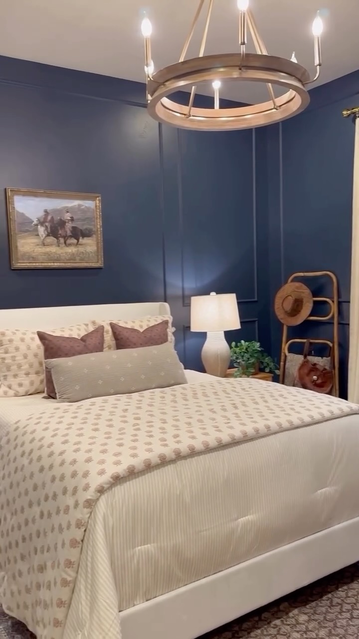 My client asked for a space that felt effortless and simple, classic, and included quiet nods to Argentina. By layering warm woods, a soft palette, and meaningful accessories, we created a home that feels timeless—while keeping memories of his travels close.
#guestbedroom #timelessdesign #collectedhome #interiorstyling #interiordesign