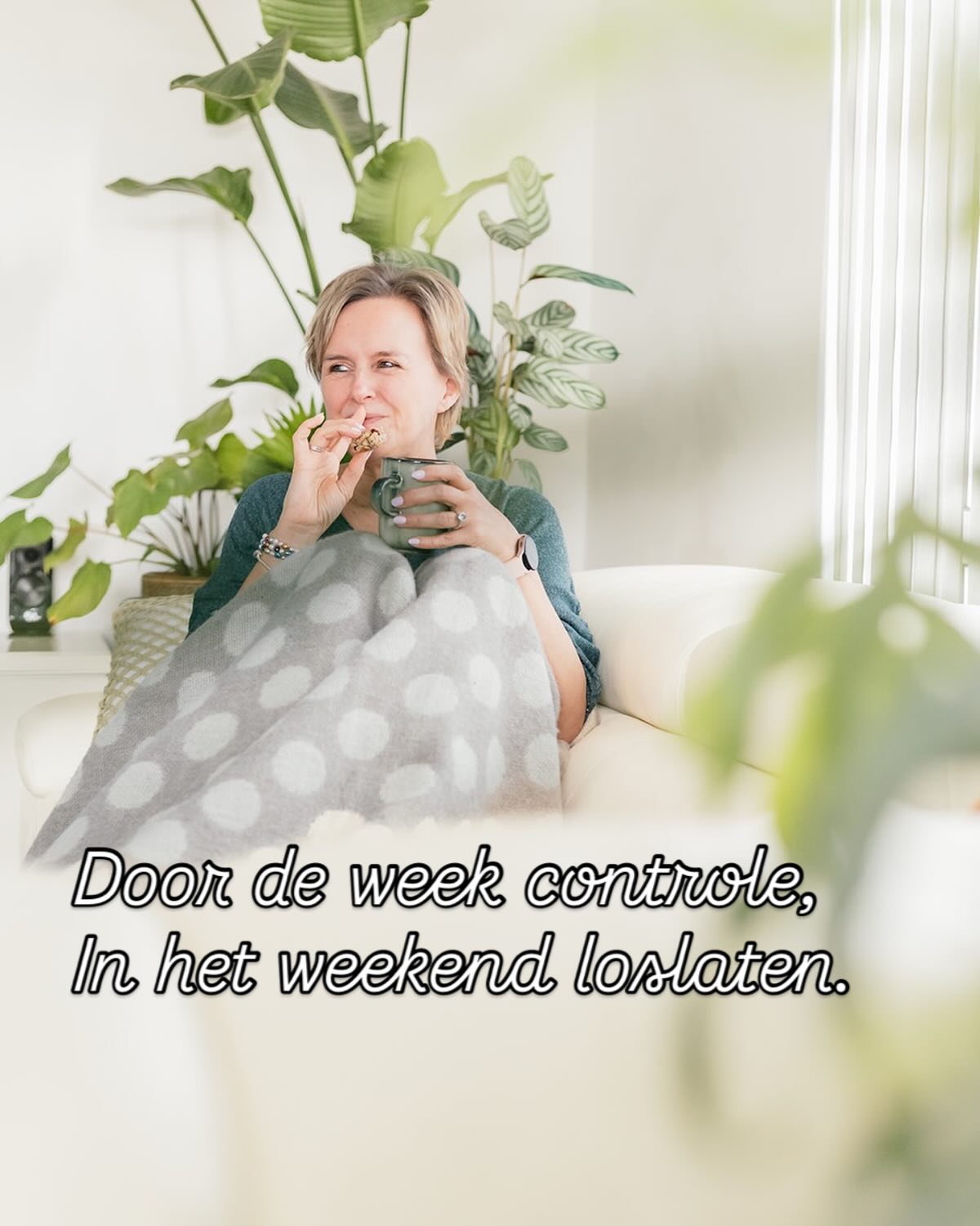 Ik deed dit vroeger ook.
Door de week was ik “goed bezig”.
Alles onder controle. 💪
En dan kwam het weekend.🤯
Dan mag het wat losser.
Een glas wijn.
Iets zoet.
Even niks moeten.
Of we gingen naar…
een etentje
een feestje
bij vrienden op bezoek
Ja, seg…dan mag het toch wel even?🤔
En ergens voelt het ook alsof je het “verdiend” hebt.
Tot je merkt dat het elke week hetzelfde patroon is.
Door de week controle.
In het weekend loslaten.
En maandag…
begin je gewoon opnieuw.
En eigenlijk…
blijf je gewoon een beetje ter plaatse trappelen.
Niet echt bijkomen.
Maar ook niet echt afvallen. En dan komt…
Frustratie en onmacht
En net daarom lukt
**blijvend gewicht verliezen** vaak niet.
Niet omdat je geen discipline hebt.
Maar omdat je vastzit in gewoontes.
En omdat je nooit geleerd hebt
hoe je kan ontspannen en plezier maken
zonder eten of drinken.
Ik zie dit vandaag nog zo vaak bij klanten!
Tijdens mijn traject kijken we naar je gedrag.
Naar patronen
Zodat je **gezond eten kan volhouden**
zonder dat je weekends moeten veranderen in “niks mag!”
Wil je graag even bespreken of ik jou ook kan helpen?
Just send me a DM!
Happy weekend!!
Liefs, Elly 💋