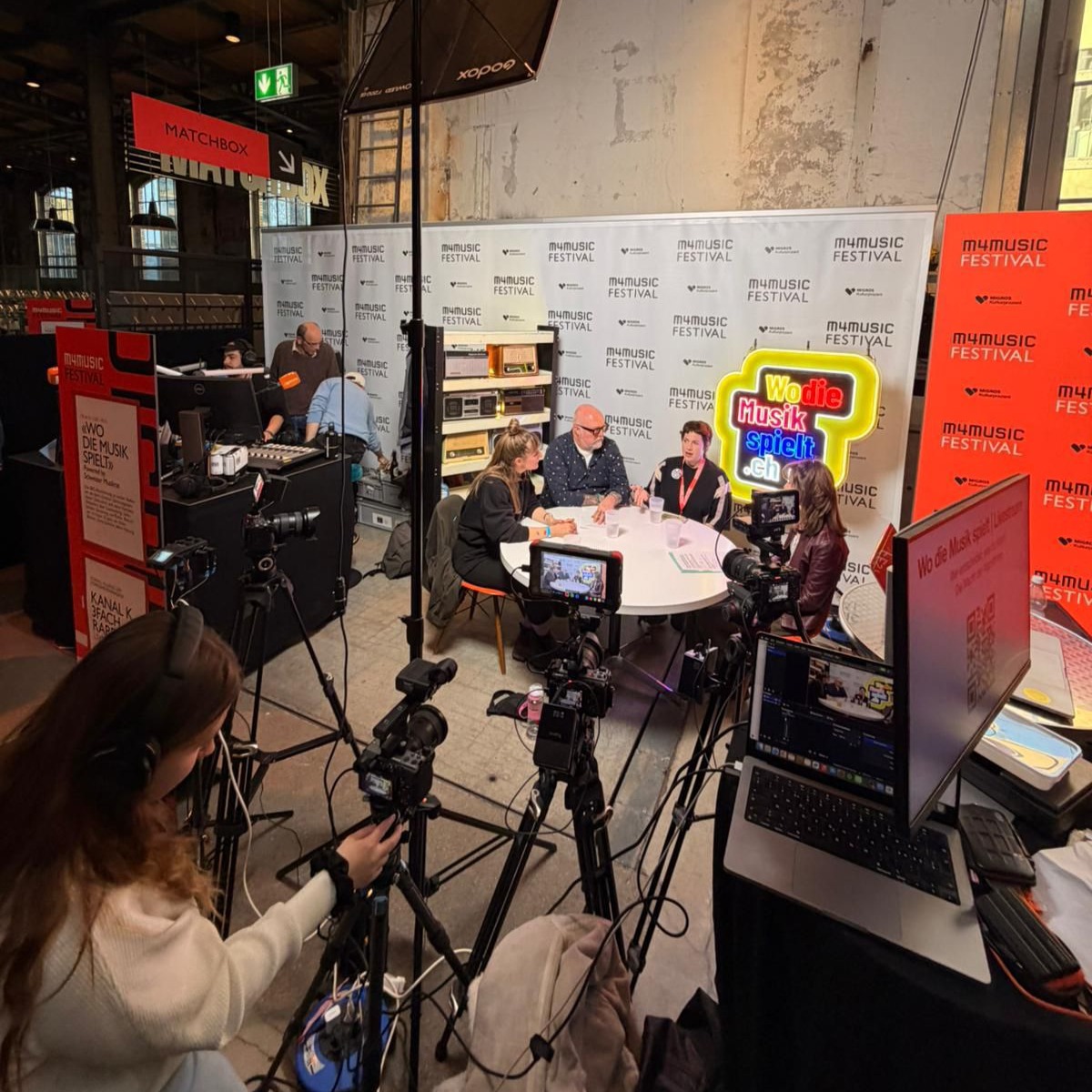Abstimmung gewonnen. Alles gut?
Eher nicht.
Die SRG-Halbierungsinitiative ist vom Tisch. Aber die entscheidenden Fragen beginnen jetzt erst.
🎙️ Am @m4musicfestival haben wir – mit und für die «Wo die Musik spielt»-Community – 6 Vodcasts aufgezeichnet.
Es ging um die unbequemen Fragen zu den medialen Bühnen im Musikland Schweiz:
✦ Wer sorgt dafür, dass Schweizer Musik nicht einfach verschwindet?
✦ Wollen wir ernsthaft alles den Algorithmen überlassen?
✦ Wer bestimmt, was sichtbar ist – und was nicht?
✦ Wer entscheidet über Förderung – und damit über Karrieren?
✦ Und wo bleibt die Verantwortung von Politik und Branche?
Die Gespräche: offen, differenziert, engagiert – und manchmal unbequem. Genau so muss es sein.
Denn klar ist: Eine gewonnene Abstimmung ist kein Schlusspunkt, sondern eine Verpflichtung.
Ein grosses Danke an unsere Gäste:
@fabienneschmuki @oddbeholder @giucresta @chrigi_glanzmann16 @dominiquerovini @fabian._gisler @cathy.flaviano, Samuel Vuillermoz, Leo Niessner, @estherbanz @nadjazela @wieland_benedikt @noemibuchi @nuempi – engagiert, vielstimmig, klug.
Und an die pointiert-charmante Co-Host @melicious.mp3 für den nötigen Punk im Gespräch. ⚡
Die ersten Folgen kommen bald.
👉 Folge uns, teile den Post und bring dich ein: Was braucht es, damit Schweizer Musik sichtbar bleibt?
Denn am Ende geht es nicht um Content.
Sondern darum, wer gehört wird.
Und wer nicht.
🎧 Stay tuned.
#wodiemusikspielt #m4music #schweizermusik #kulturpolitik #servicepublic #medienvielfalt #swissmusic #musiccommunity
@prohelvetia @swissmusicexport @suisamusicstories @playsuisse @musikvielfalt_initiative @stiftungarvore @schweizermusikrat