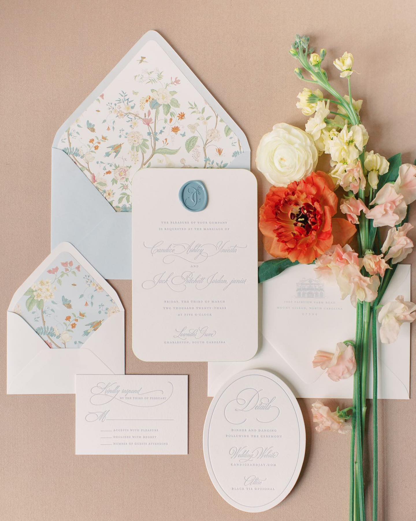 letterpress and liners and die cuts and wax seals and edge painting… moss table numbers… 🤩💌
another jaw dropping wedding by the amazing @katrinahutchinsevents
special thanks to @demimabry for the beautiful photography!