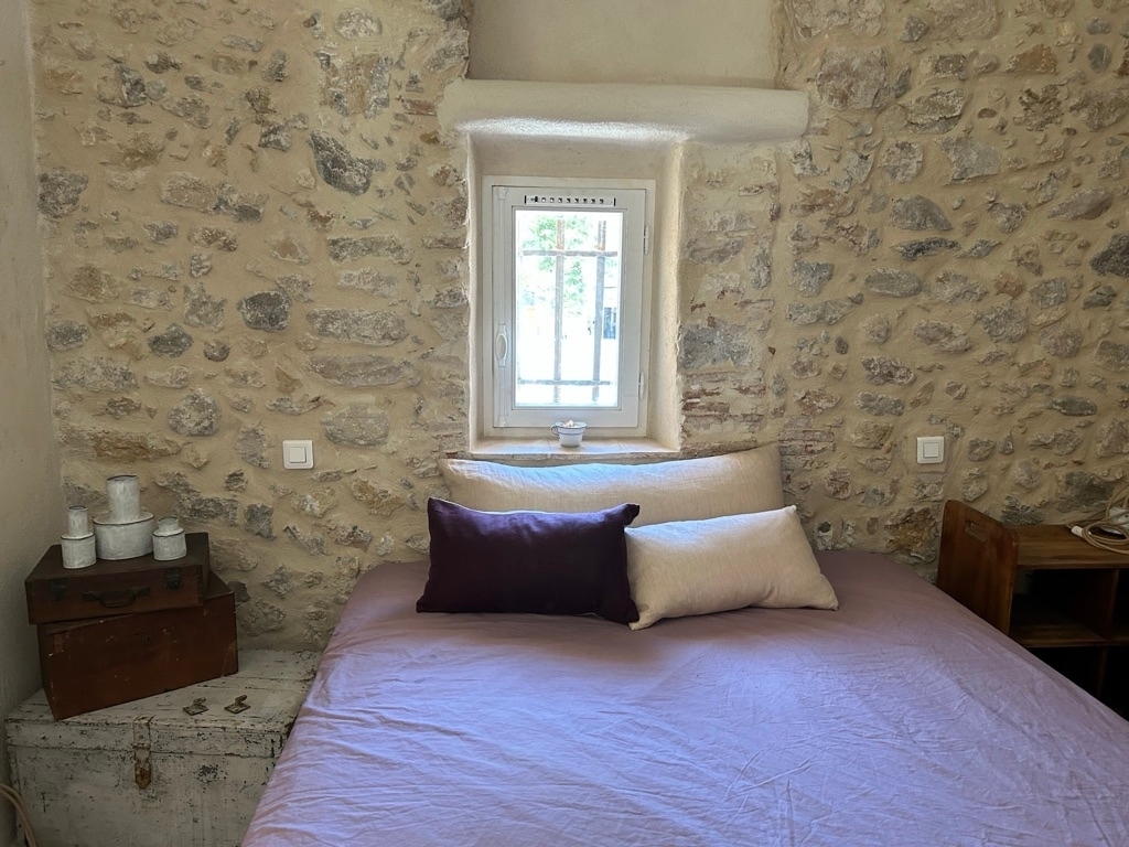 This is quite an achievement to be able to have a bed after the renovation! This is still minimalist but this is the peace we needed. We can't wait to see the lamps created by @atelier_du_relooking installed on each side of the bed - but we have Corinne's candle in the cutest enamel cup.
.
C'est un véritable exploit de pouvoir avoir un lit après la rénovation ! C'est encore minimaliste mais c'est le havre de paix dont nous avions besoin. Nous avons hâte de voir les lampes créées par @atelier_du_relooking installées de chaque côté du lit - mais nous avons déjà la bougie de Corinne dans la plus jolie tasse en métal émaillé.
.
.
Book La Maison LONG**** for your next vacation or photo shoot.
Unit #2 "Les Ogives" is almost ready.
contact@lamaisonlong.com
.
#ollioules #maisonlong #pierresjointoyees #pierres #luxuryhome #luxuryhouse #rentalproperty #luxuryproperty
#holidays #travel
