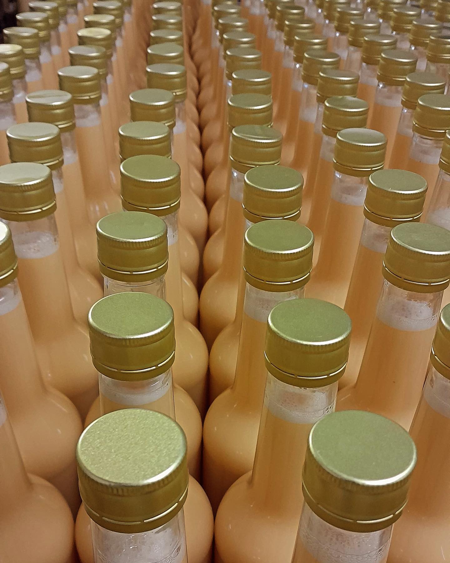 Frisch gezapft! …Schließlich ist nach Weihnachten ja irgendwie immer auch vor Ostern 🤭
In diesem Eierlikör-Sammelsorium auch ein Gruß vom Hof.Genuss an Deutschlands wohl bekanntesten, eierlikörliebenden Rockmusiker #post #ausdassel #Cheers #eierlikör #hofgenuss #nachweihnachten #vorostern #homemade #eierlikörliebe #dassel #nudelmanufaktur #undmehr #eierlikörchen