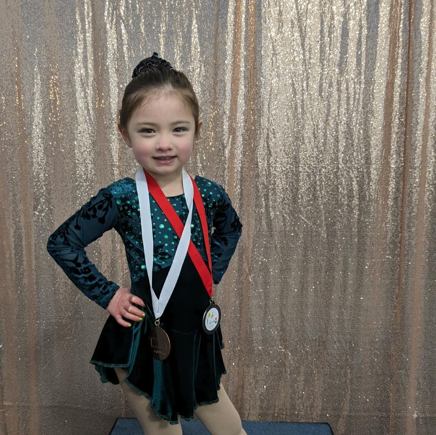 Last but certainly not least, we have Poppy who competed in her new Basic 2 level and earned a silver medal in compulsories 🥈 and bronze for her freeskate program🥉 We love your determination and are so proud of how much you have improved since your last competition 💙
#NESC #NESCsoloist #NESCfamily #basic2 #compulsories #usfsa #capecodspringclassic #figureskating #iceskating