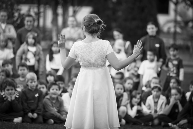 Essas fotos são das primeiras vezes que “Sobre Caixas de Fósforos” encontrou o público, na incerteza de que a partir dali contava histórias. Foram bons anos de trabalho para tornar esse lugar seguro, mais pertencente, mais vivo… hoje, no Dia Internacional do Contador de Histórias celebramos essa via interior, esse fio subjetivo, essa preciosidade que é contar, escutar, narrar, perceber, conectar, iluminar os caminhos pelas histórias. Comuns. Imaginativas. Transcendentes. Universais. Agradecemos todos os mestres ao longo desse caminho… seguimos… carregando cada palavra tecida no coração e farol da nossa vida!
Parabéns a toda gente que conta! E que escuta!
#teatro #teatrodori #contaçãodehistórias #narrarhistórias