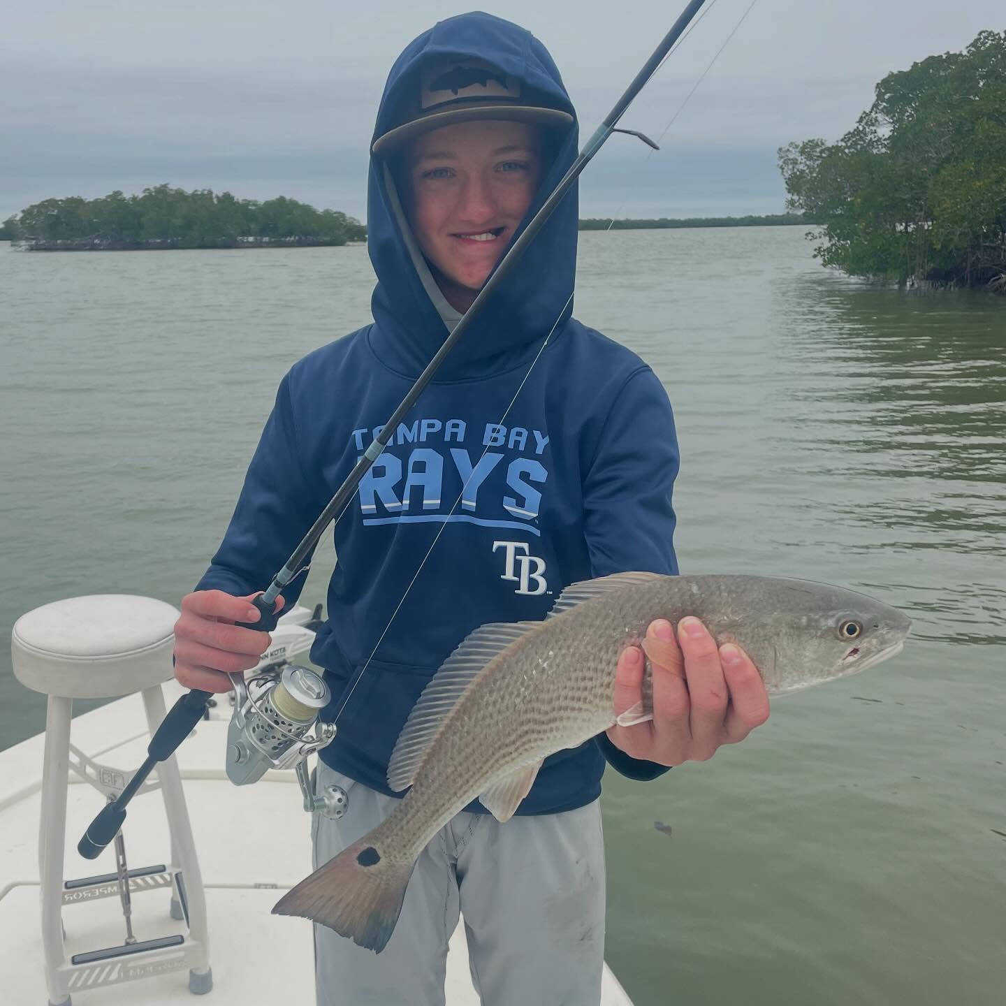 Family time! This young man is a great angler, dropping casts on a dime.. it sure paid off for him 🎣 Call me to book today 📲305-778-5342 #a2fishingcharters #irtreels #cajuncustomrods #donnmarpliers #reelfishyapparel #tfoflyrods #donnmarpliers #palmythgloves #fourhorsementackle #captiansprefferedproducts #fortressmarineanchorsusa