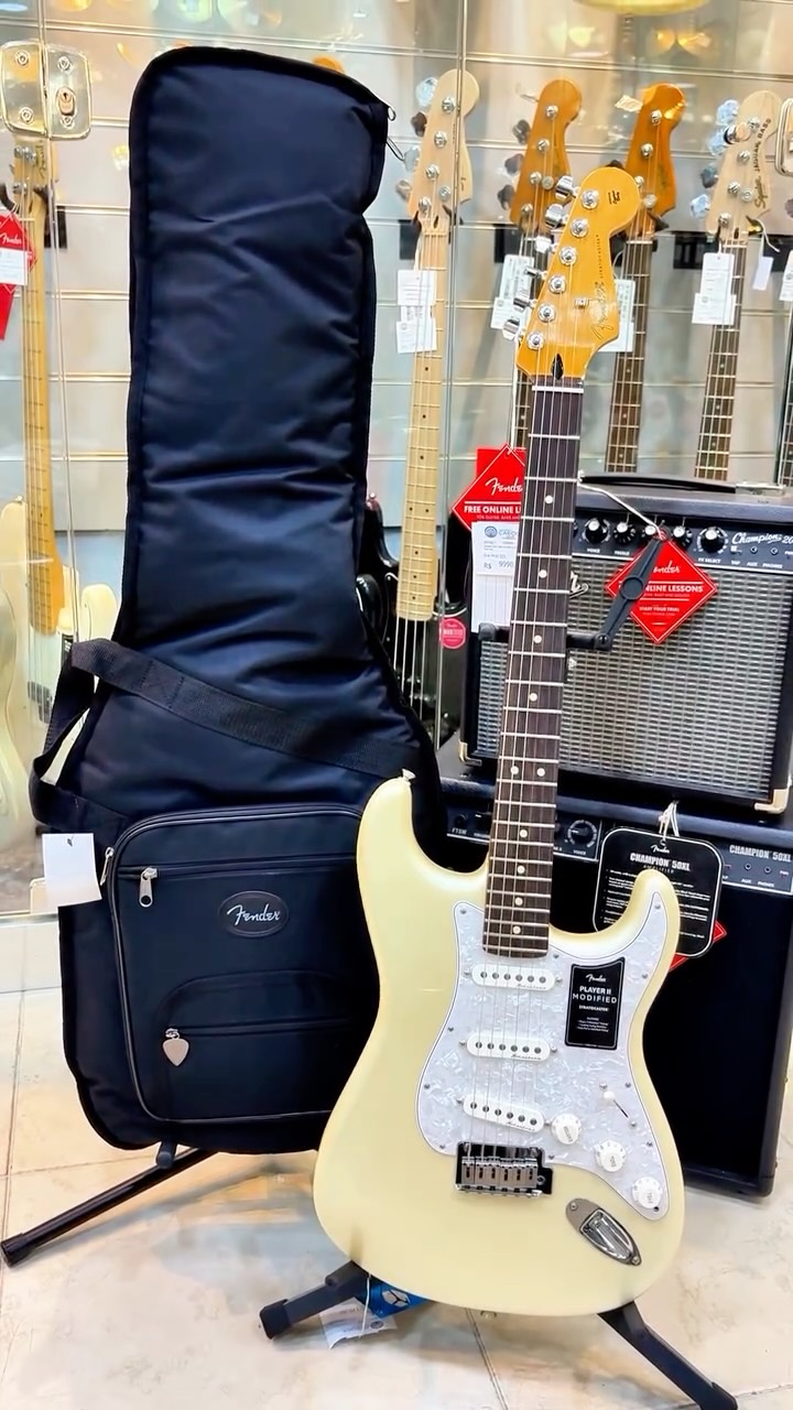 Entre no palco com o som e o estilo icônico da Fender 🎸✨
A Fender Player II Stratocaster é uma guitarra pronta pra performance, trazendo o clássico timbre Strat com atualizações modernas que elevam sua tocabilidade e versatilidade.
🔥 Braço Modern “C” com acabamento acetinado (rápido e confortável)
🔥 Escala 9.5” com bordas arredondadas e 22 trastes medium jumbo
🔥 Captadores Alnico V Single-Coil: agudos cristalinos, médios definidos e graves firmes
🔥 Chave de 5 posições pra explorar todos os timbres clássicos
🔥 Ponte tremolo de 2 pontos + tarraxas ClassicGear™ (estabilidade e precisão)
🔥 Corpo em alder com visual clássico Fender
Uma guitarra completa pra quem busca performance, conforto e aquele som lendário em qualquer estilo.
👉 Garanta a sua na Carioca Instrumentos Musicais!
#Fender #Stratocaster #PlayerII #GuitarraFender #GuitarLovers