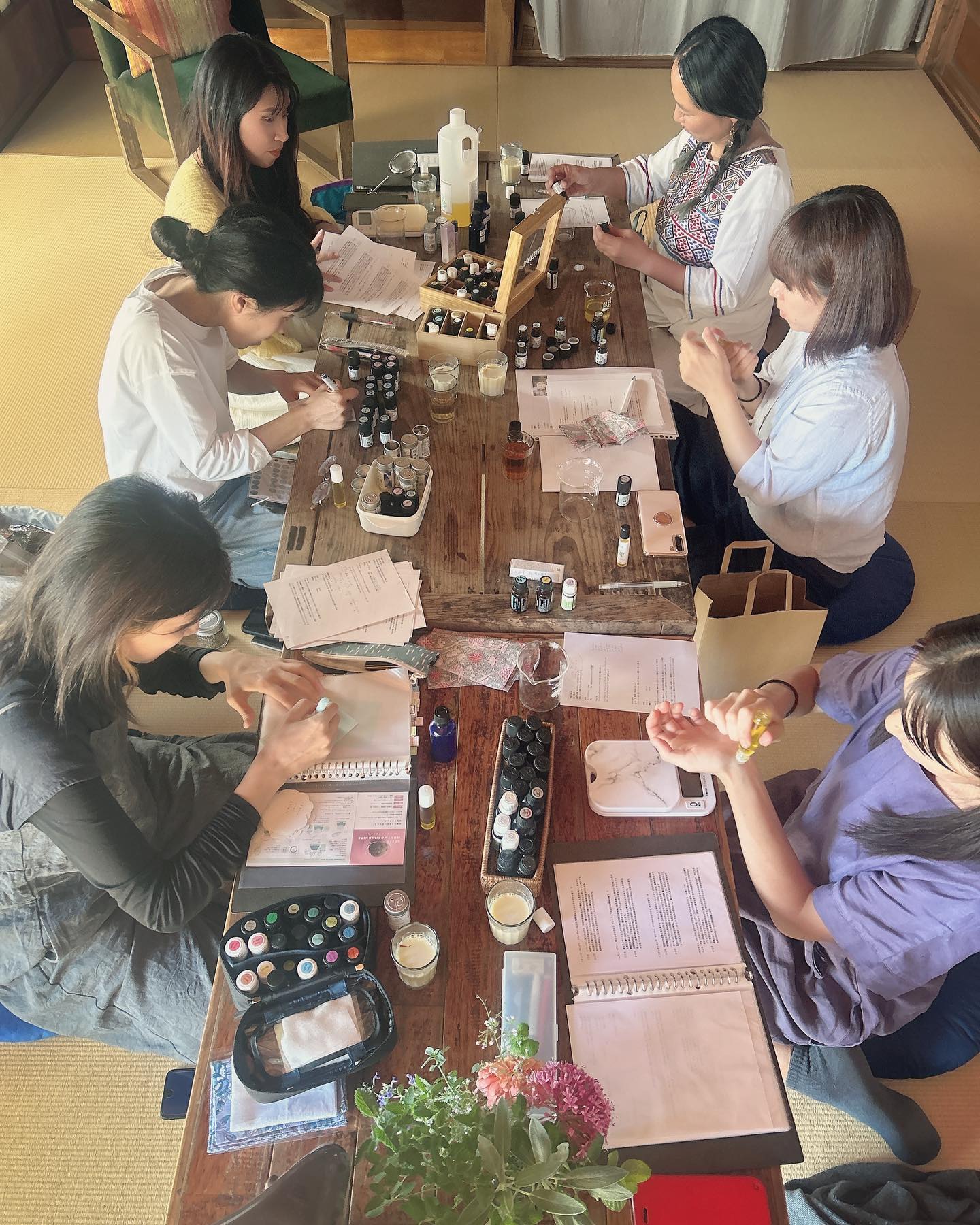 ・
台所薬局研究所
@kitchen.pharmacy.laboratory
月に一度
季節ごとの
テーマに合わせた
アーユルヴェーダ
+
自然療法 を学ぶ セルフケアスクール
・
日を追うことに冷え込みが増し
季節の変わり目で寒暖差も大きく
かさかさ そわそわ
むずむず いがいが ずきずき
なんて不調を感じはじめている方も
・
必ずリンクしている
しぜんのリズムとわたしのリズム
毎月そこを紐解くところからはじまる
二十四節気とアーユルヴェーダのおはなし
11月のテーマは ゆるめる でお届けしました
・
アーユルヴェーダの処方
◯睡眠と運動について
ゆるめるケア
◯耳ピチュ
◯ボディスキャンと
マインドフルネスについて
ゆるめるアイテム
◯てづくり玄米カイロ
スパイスの処方
◯フェヌグリーク
植物の処方
◯ラベンダー
◯パッションフラワー
精油の処方
◯パチュリ
◯サンダルウッド
季節の処方
◯お悩みに合わせたロールオンのクラフト
◯ミネラルローション
◯サフランミルクとオイル ...etc
この季節に
すぐに役立つようなあれこれを紹介
・
・
・
できるだけ難しい言葉は使わずに
簡単にすぐに取り入れられる!を
コンセプトにしています
お持ち帰りのキットをフル活用して
季節のセルフケアを楽しんでくださいね
日々の暮らしがより心地よいものでありますように
年内の講座
スケジュールに変更があり
ご迷惑をおかけしましたが
ご参加ありがとうございました ♡
・
・
・
#熊谷市
#植物療法
#自然療法
#セルフケア講座
#台所薬局研究所
#アーユルヴェーダ
#キッサアンドアーユルヴェーダ
#フィトテラピー #クレイテラピー
#キッチンファーマシーラボラトリー
#アーユルヴェーダハーバルケアリスト