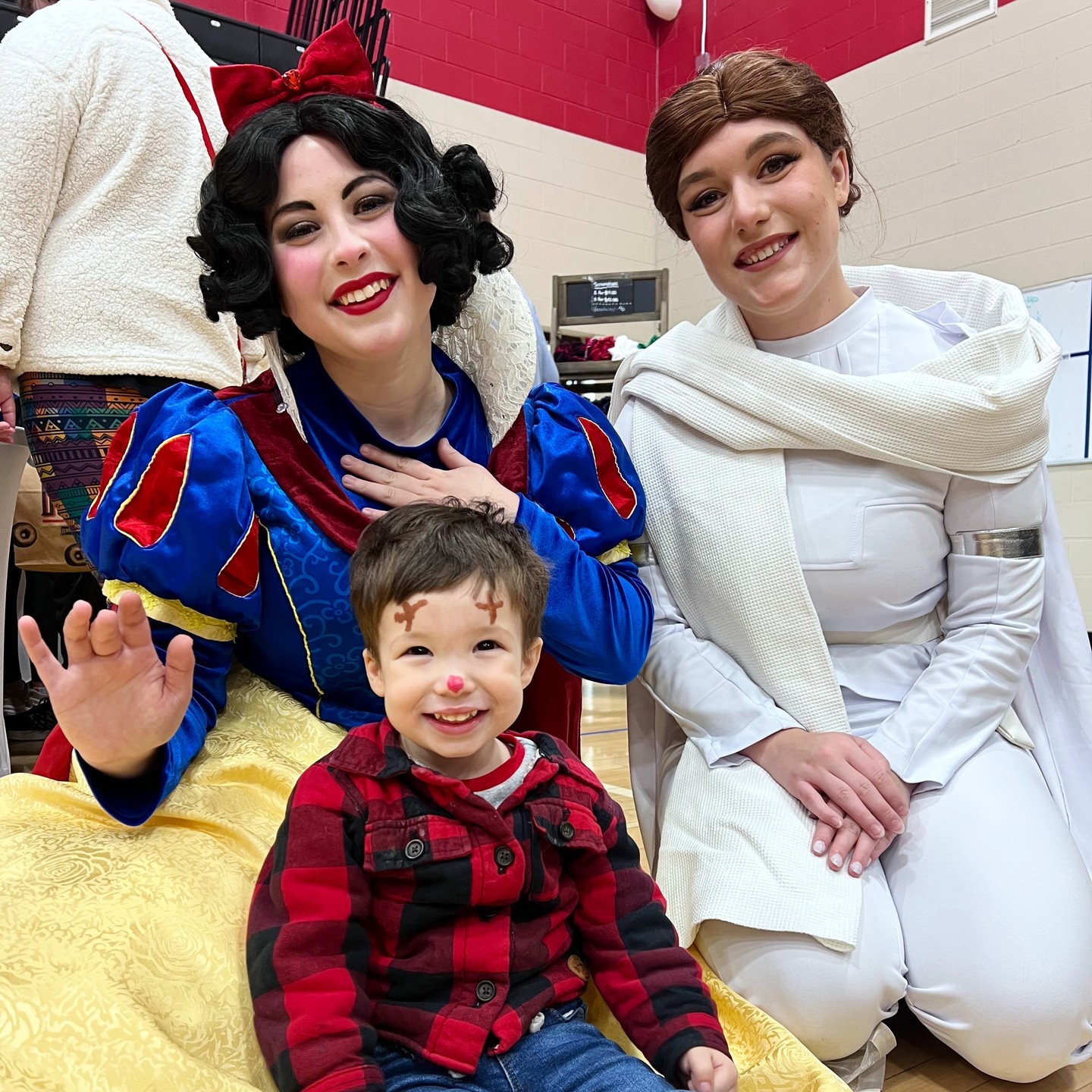 Happy Holidays from everyone here at AMOM-Wisconsin! Our volunteers had a magical time in Cottage Grove for their annual "Christmas in the Grove." We saw many whimsical shops and met many lovely kids excited for the special season!
#amomentofmagicfoundation #bravestrongfearless