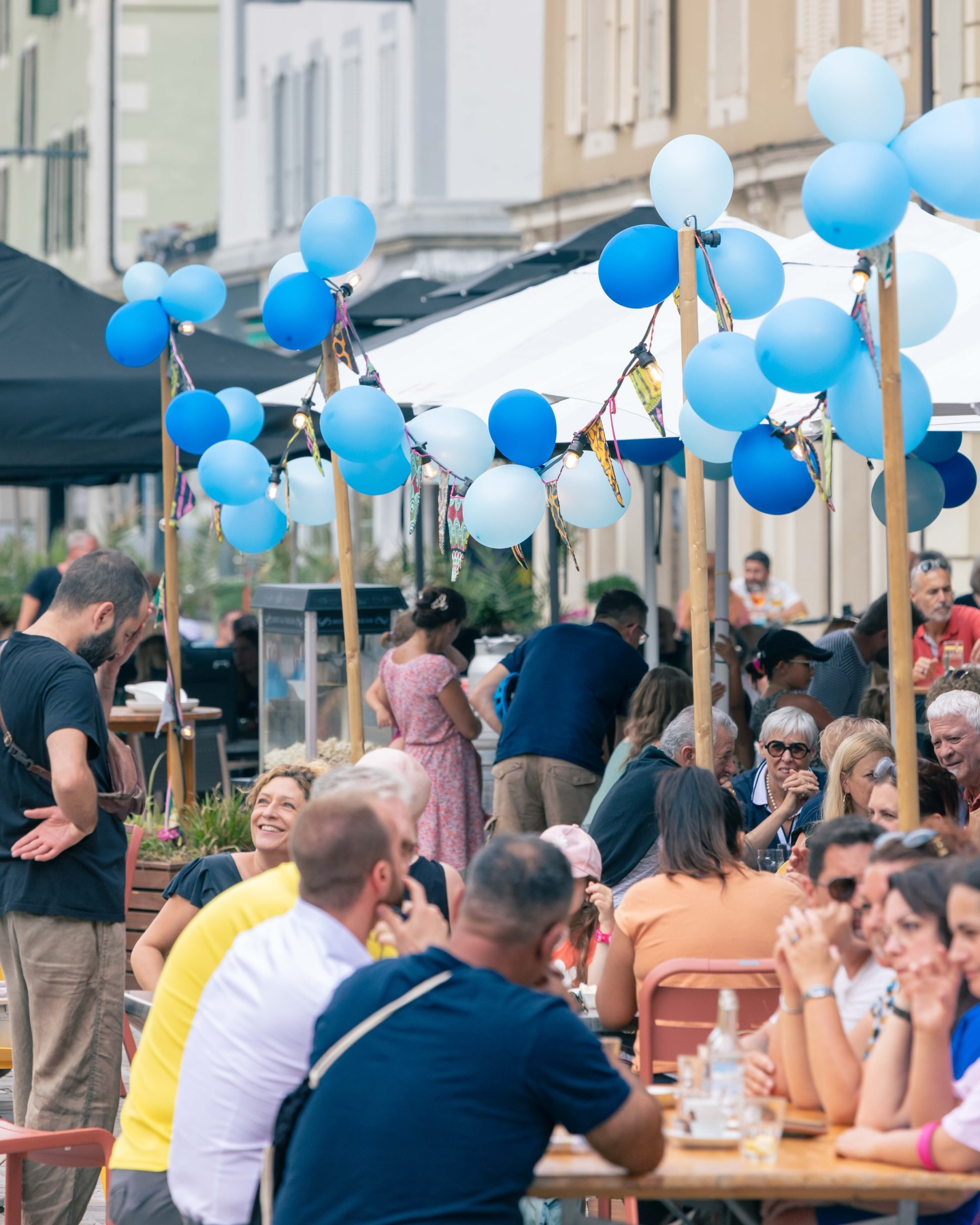 Le premier jeudi du mois, la vieille ville de la Chaux-de-Fonds s’enflamme avec des activités diverses proposées par les commerçant•es 🩵💙