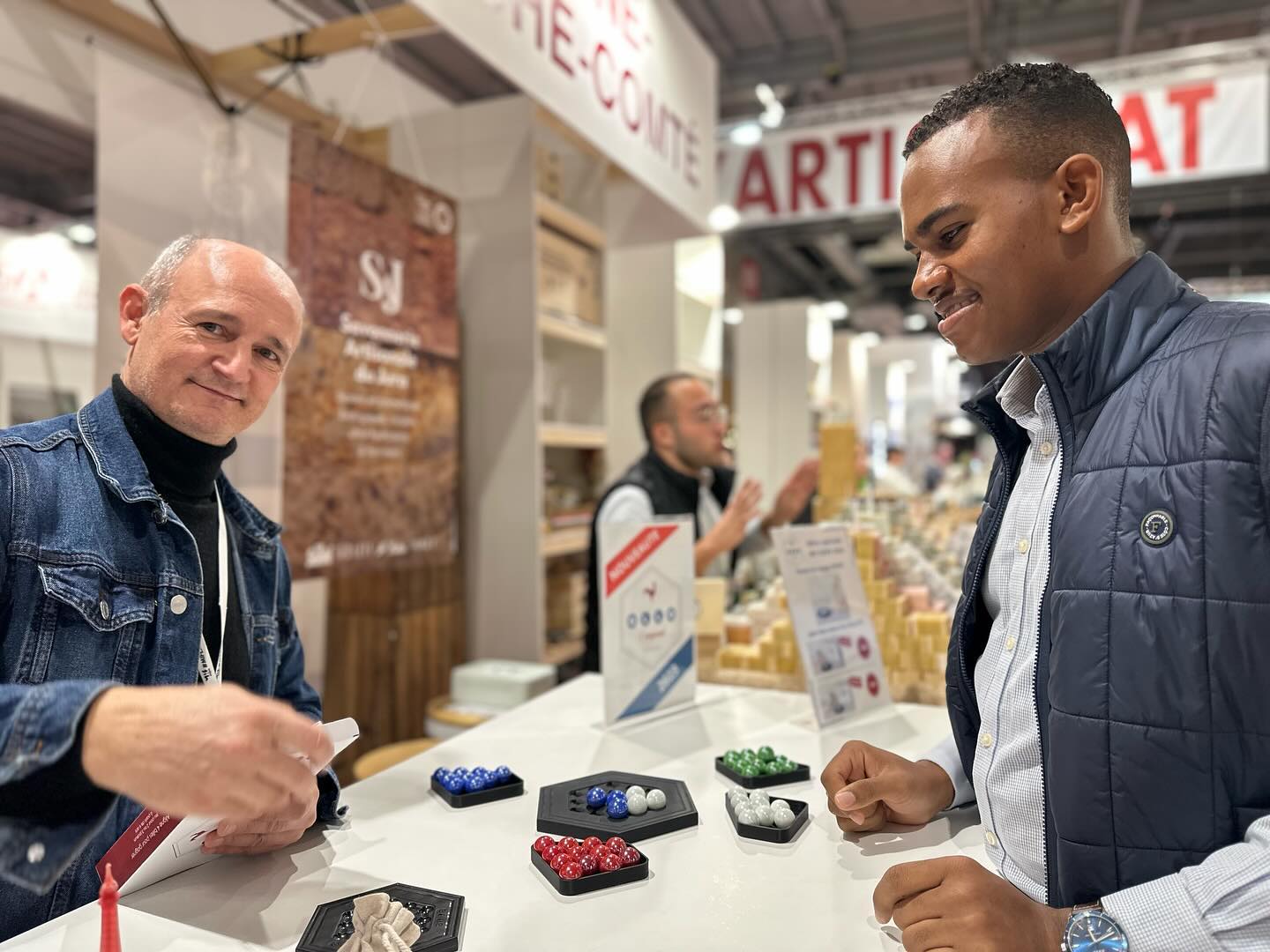 Je me suis rendu au Salon du Made in France, un événement d'une grande importance qui met en avant notre savoir-faire et nos entreprises.
Cet événement a renforcé ma conviction selon laquelle le "Made in France" va bien au-delà d'une simple étiquette.
C'est un véritable art de vivre, une attention minutieuse portée aux détails et une quête constante d'#innovation. C'est aussi un choix responsable qui nous rappelle l'importance de privilégier la #qualité et l'#authenticité de chez nous !
Je crois fermement qu'en choisissant consciemment des produits fabriqués en France, nous avons la possibilité d'agir concrètement pour notre #développement.
En favorisant ces #entreprises, nous contribuons à l'#emploi local et nous participons à la réduction du #chômage.
De plus, nous préservons nos #savoirfaire traditionnels, transmettons des métiers d'exception et défendons la richesse de notre #patrimoine culturel.
Je suis également convaincu que le “Made in France” est indispensable dans le cadre de la #transition #écologique. En réduisant les distances parcourues par nos produits, nous limitons notre empreinte carbone et préservons notre #environnement.
Les entreprises françaises s'engagent d'ailleurs de plus en plus dans des pratiques éco-responsables en utilisant des matériaux durables, en favorisant les circuits courts et en innovant pour minimiser leur impact sur la planète.
Je tiens à exprimer ma gratitude envers les exposants, des entreprises centenaires aux #startups innovantes, pour leur accueil chaleureux et le travail qu'ils font. Les échanges que j'ai eus avec eux ont été particulièrement intéressants. Nous avons discuté de leurs #défis, de leurs perspectives d'#évolution et de l'#avenir souhaitable pour le “Made in France”.
J'encourage chacun d'entre vous à privilégier les #produitslocaux et à découvrir les merveilles que nos entreprises fabriquent avec #passion.
Chaque achat est un vote en faveur de notre avenir collectif.
Faisons du “Made in France” un levier essentiel de développement économique et social, un symbole de fierté nationale et un pilier pour un avenir durable. 📊♻️🇫🇷