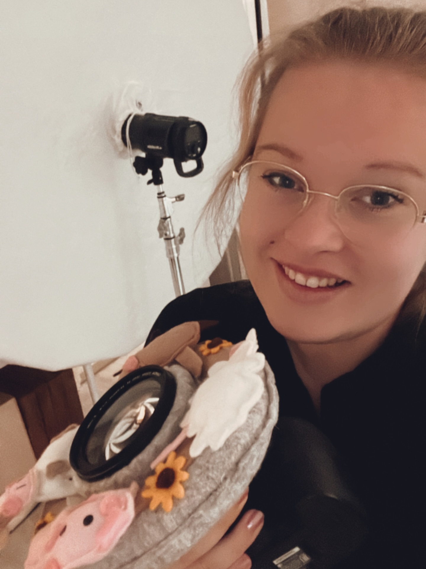 Je hebt misschien al gemerkt dat het hier de laatste tijd wat stiller was…👀
Niet zonder reden.
Ik ben namelijk al maanden bezig met iets nieuws waar ik zó enthousiast over ben… maar wat ook mega veel tijd kostte🙈
Over iets minder dan 2 weken ben ik jarig en dat leek mij het perfecte moment om dit met jullie te delen🎉😍
Tot die tijd ga ik steeds een klein tipje van de sluier oplichten.
Ik ben héél benieuwd…
Wat denk jij wat er komt?👇
#fotograaf #fotograafwinterswijk #fotostudiopilonmedia #fotografie #fotograafachterhoek