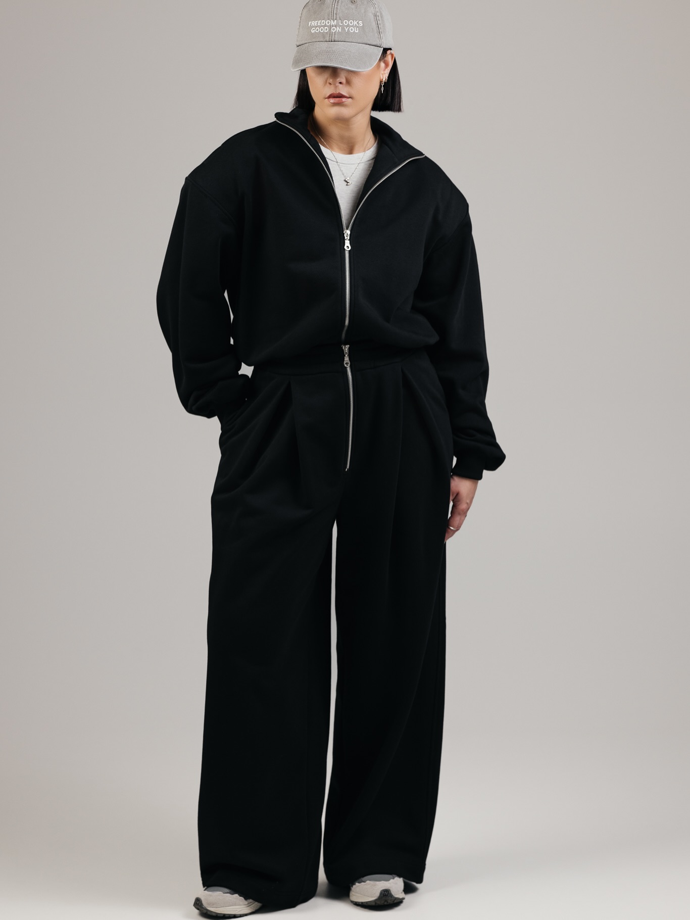 Antroji ir paskutinė PÙPLA pavasario kolekcijos dalis jau el. parduotuvėje! 🌪️
Antrojoje kolekcijos dalyje - laisvalaikio kostiumėliai. Ir kaip visada - iš jų spaudžiu maksimumą 🫠 Prieš 6 metus laisvalaikio kostiumėlius siuvome bazinius, saugių ir patikrintų modelių. Bet dabar, kai kas antras prekinis ženklas siuva laisvalaikio kostiumėlius, o dažnu atveju dar ir iš tų pačių medžiagų bei spalvų - ateina laikas pasitempti ir publiką nustebinti kažkuo unikaliu 🤌
Dažnai sakau klientams - paprastus treningus galite nusipirkti kitur, o čia ateikite ieškoti išskirtinumo 🙂↔️
2026 metų rudens tendencijose bus itin aktualios - didelės, LABAI didelės apykaklės bei akcentuoti pečiai. 2026 metų rudens? Taip. PÙPLA visada yra koja priekyje. Kai žinau, kad mano klientėms užtrunka prisijaukinti mūsų siūlomas naujienas - su būsimomis tendencijomis turiu pradėti apšildyti anksčiau 🤭
Na, o drąsiausios ja gali mėgautis jau dabar! ❤️🔥