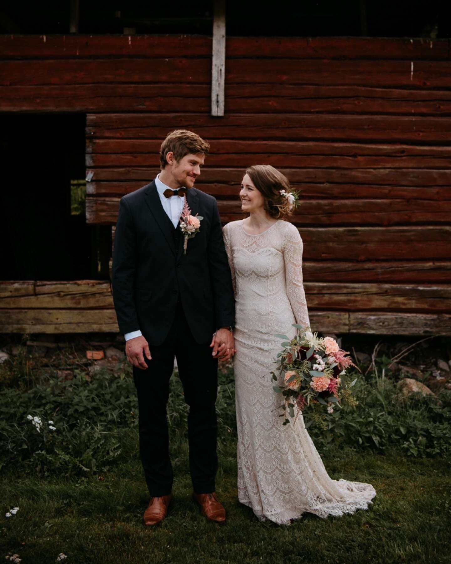 Nämä kuvat on vuodelta 2018. Oli kolmas kesä kun kuvasin häitä. Muistan tämän super kauniin päivän kuin eilisen. Näitä kuvia katsellessa aloin pohtimaan, että muistan itseasiassa kaikista kuvaamistani häistä joitain asioita super tarkasti vaikka niistä olisi vuosiakin jo aikaa. Näistä häistä jäi mieleen kaunis vihkitilaisuus ulkona, täydellinen auringonlasku sekä tietysti tämä upea hääpari. Näissä häissä oli myös erityisen lämmin tunnelma.
Hyvää hääpäivää Pirita ja Tuomas! ❤️💫
〰️
#häät #hääkuvaus #hääinspiraatio #dokumentaarinenhääkuvaus #hääkuvaajasalo #hääkuvaussalo #valokuvaajasalo #valokuvaajasalonseutu