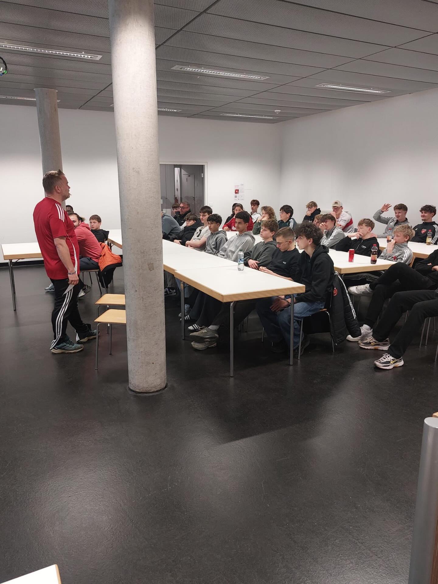 📚 Nachwuchsarbeit lohnt sich
Heute stand unsere Jung-Schiedsrichter-Schulung auf dem Programm mit einem spannenden und wichtigen Thema: Laufverhalten auf dem Spielfeld. 🏃♂️⚽
Lehrwart Maik Kaack (SRG Ulm/Neu-Ulm) vermittelte im Presseraum an der Kreuzeiche, wie entscheidend die richtige Positionierung für gute Entscheidungen ist. Denn wer richtig läuft, sieht mehr und entscheidet besser!
Ein großes Dankeschön auch an Anton und Klaus, die heute als Gastgeber für den Ausschuss alles top organisiert haben. 🙌
Gemeinsam arbeiten wir weiter daran, unsere jungen Schiedsrichter optimal auszubilden und auf die nächsten Schritte vorzubereiten. 💪
#srgreutlingen #ehrenamt #schiedsrichter #wfv #respektfürdenschiedsrichter