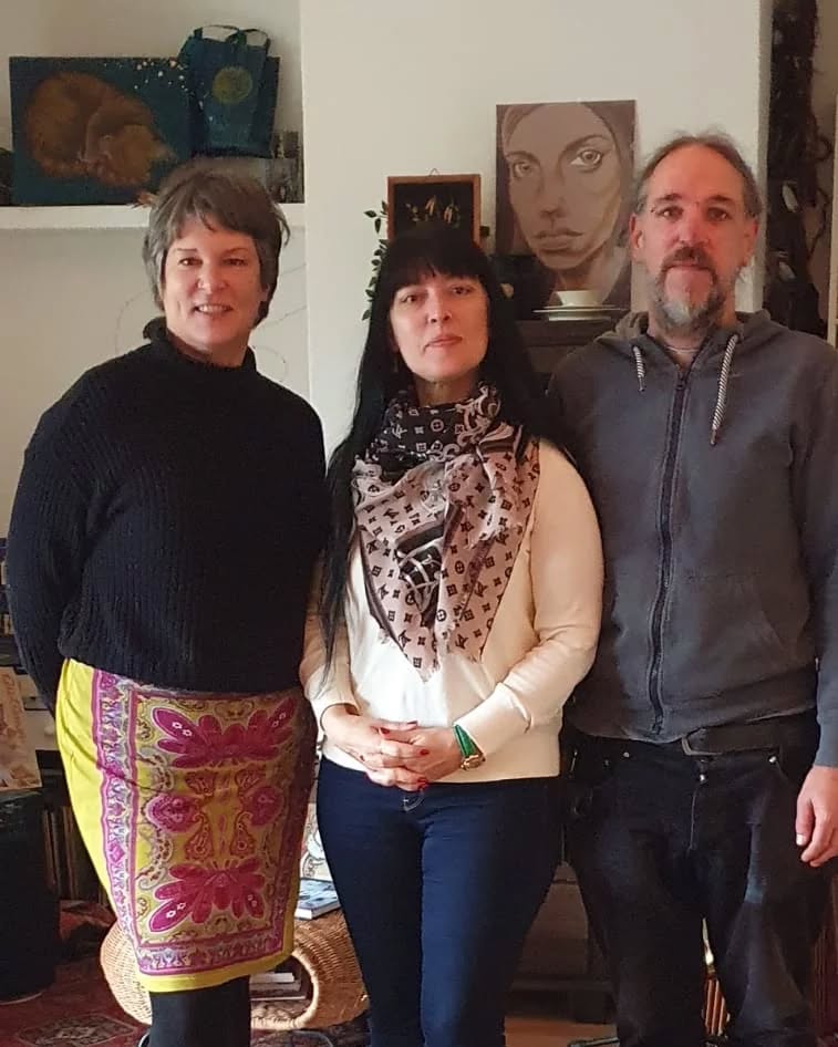 Auch wenn wir unsere Ausstellung dieses Jahr nicht, wie geplant, nochmal in Oldenburg zeigen können - so haben wir nicht geruht und haben durch @g.shamkhalova die Möglichkeit erhalten das Projekt @11friendsofculture in der Kunstzeitschrift "Dagestan" (@journal_dagestan) zu präsentieren.
Hier möchten wir ein großes Dankeschön an den Chefredakteur Marat Gadzhiev (@marat.gadzhiev_art) und an alle Mitwirkenden aussprechen!
Am 1. Dezember hatten wir außerdem die Gelegenheit uns endlich persönlich mit Galina zu treffen, die das Projekt mit viel Herzblut begleitet hat.
*
Die Möglichkeit mit dem Projekt über die Kunst einen unpolitischen Kontakt zu lieben Menschen herzustellen, in dem einzig der interkulturelle Austausch im Fokus steht und verdeutlicht, dass wir alle gemeinsam ein friedvolles Miteinander wollen - hat uns sehr berührt.
Wir fühlen uns bestärkt auch 2023 hiermit weitermachen zu wollen - wie und in welcher Form stellt sich in den kommenden Wochen heraus und selbstverständlich werden wir euch hierüber auf dem Laufenden halten.
Bis dahin ein wunderfeine Adventszeit!
#11friendsofculture #brieffreundschaft #partnerstädte #machwerkoldenburg #oldenburg #kulturbüro #kulturförderung #jungekultur #exchange #austausch #brief #kulturbrief #culturalexchange #kunst #artwork #künstlerkorrespondenz #international #kultur #kulturstadt #innovation #wirbrauchenkunst #analog #selbstgeschrieben #handschriftlich #selbstgestaltet #reflexion #nachhaltig #kunst
www.kulturaustausch-oldenburg.de