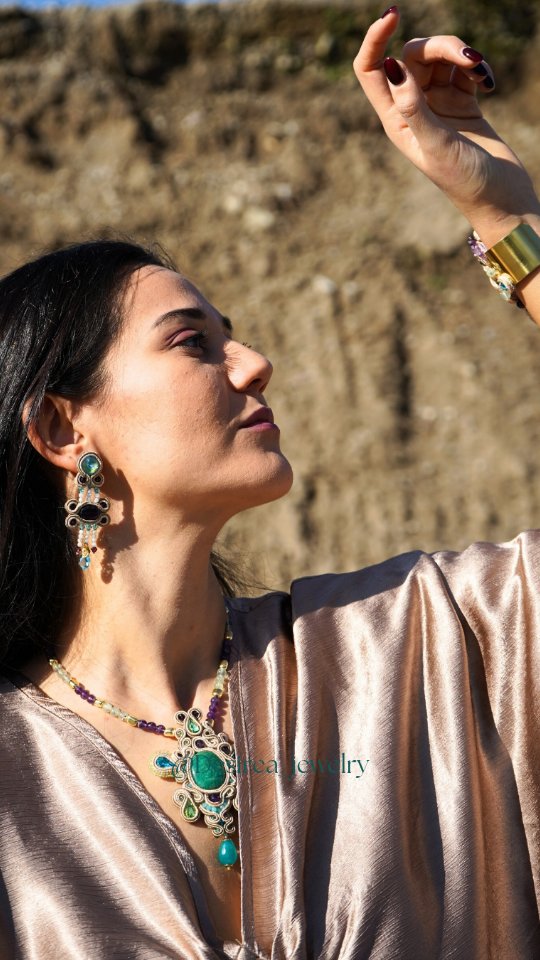 Rimal.
La sabbia diventa luce, la luce diventa ornamento.
Nata dal silenzio dorato di Riyadh,
Rimal si muove con il corpo,
catturando la luce ad ogni gesto.
Più di un gioiello,
una presenza, una sensazione, una storia da indossare.
~
Rimal.
Sand becomes light, light becomes ornament.
Born from the golden silence of Riyadh,
Rimal moves with the body,
capturing light with every gesture.
More than jewelry,
a presence, a feeling, a story to wear.
#Desirea #Rimal #Jewelry #MadeInItaly #Soutache