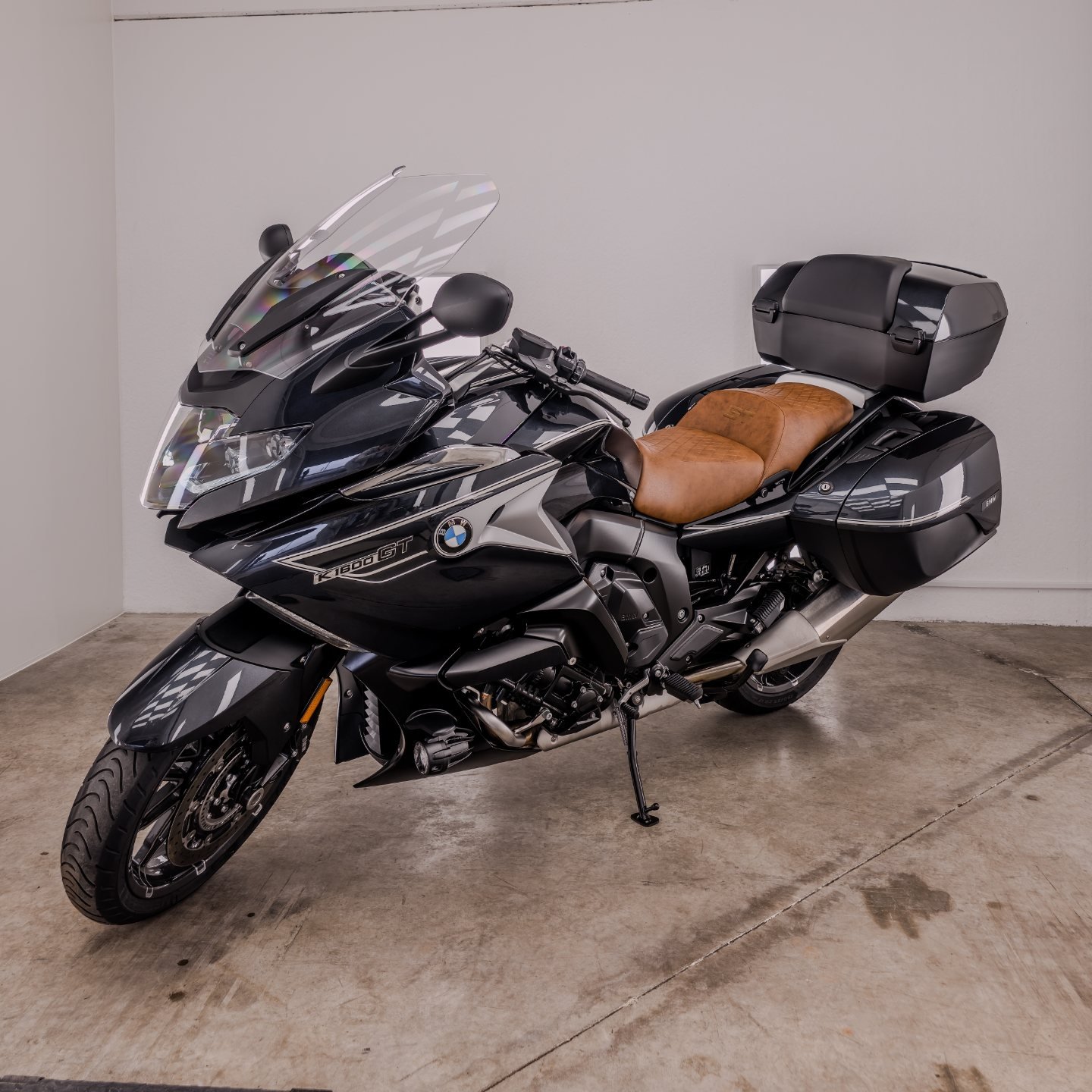 Pronta para devorar quilómetros sem medo das pedras! 🏍️🛡️
A BMW K1600GT é a máquina definitiva para grandes viagens, impulsionada por aquele glorioso motor de 6 cilindros. Mas longas horas na estrada significam uma coisa: a frente da mota torna-se um íman para gravilha, detritos e insetos.
Para que o dono desta estradista de luxo possa focar-se apenas na condução e nas paisagens, a Iberdetail aplicou um Kit de PPF (Paint Protection Film) Frontal.
Protegemos as zonas mais críticas e expostas — carenagens frontais e a ótica principal — com esta película invisível, autorregenerativa e altamente resistente. Agora, os impactos de pedras a alta velocidade são absorvidos pela película, mantendo a pintura original e os plásticos imaculados. ✨
Viajar com tranquilidade absoluta começa na preparação da mota. 🛣️
A sua companheira de duas rodas também merece esta armadura?
📩 Envie-nos uma mensagem privada para proteger a sua mota com PPF antes da próxima viagem!
#iberdetail #bmwmotorrad #bmwk1600gt #k1600gt #mototurismo
