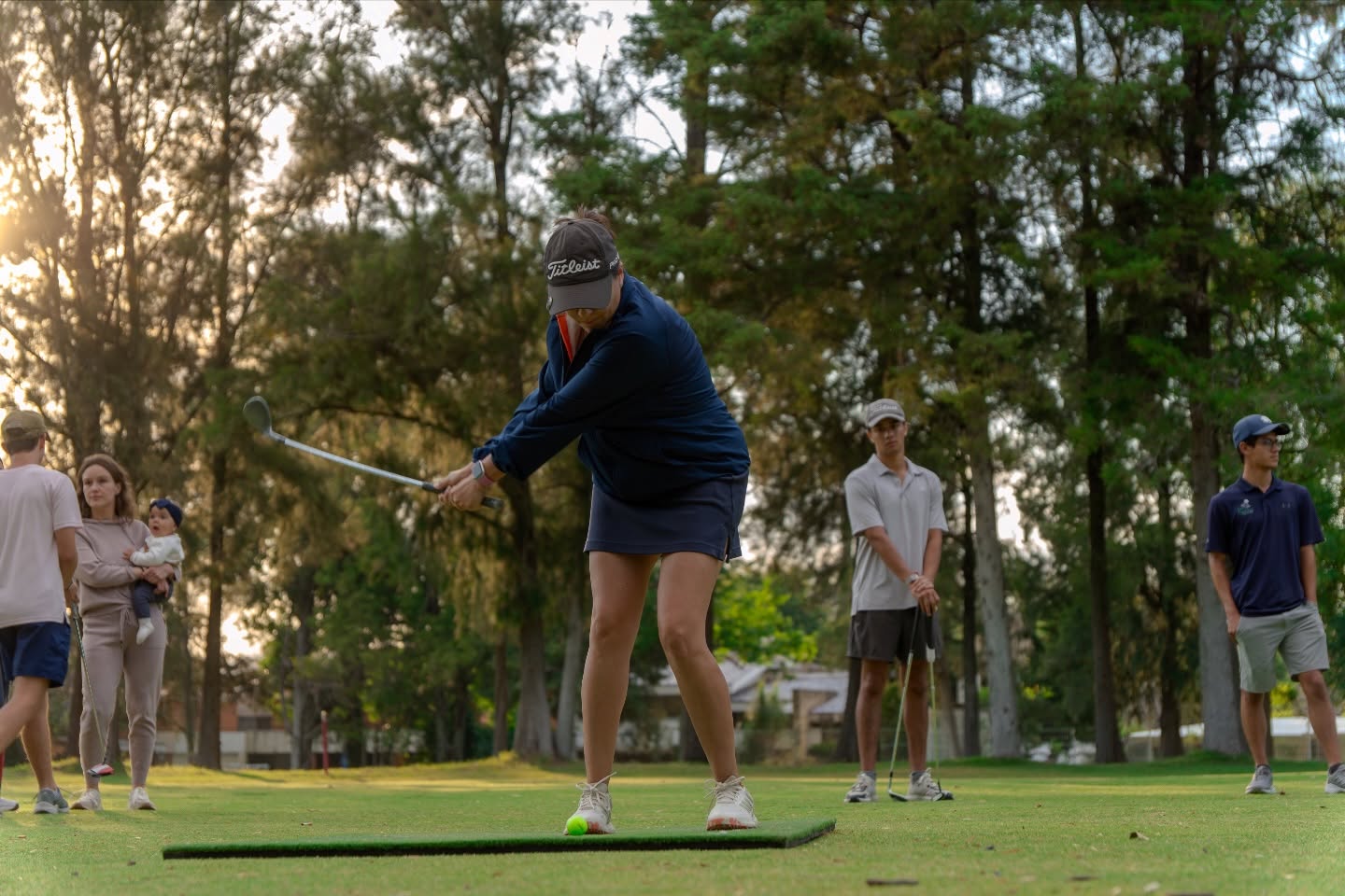 Arrancamos con todo el 38° Torneo Benito Juárez ⛳🔥
Hoy vivimos una gran tarde entre registro, kits, competencia y buen ambiente… desde el putting green hasta el lago en el approach 👏
Gracias a todos los jugadores por ser parte de este inicio 🔝
Esto apenas comienza… ¿listos para lo que viene? 👀
Cuéntanos 👇
¿Quién ya viene afinando su juego para mañana? ⛳💥
#ClubDeGolfLasFuentes #TorneoBenitoJuárez #GolfLife #GolfMéxico #GolfDay Putting Approach GolfVibes PasiónPorElGolf