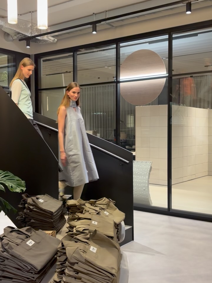 Nach 35 Jahren immer noch am Puls der Zeit - und das im eigenen Tempo. Die @paradiscollections -Designerin Stefania Samadelli hat sich gestern selbst gefeiert, und das völlig zu Recht. Durchhaltevermögen als Selbstständige und der Glaube an sich selbst - das braucht Kraft. Viele wunderbare Menschen haben sie gestern an ihrem neuen Standort @houseofinteriors.ch unterstützt. Auch wir durften unsere Ideen einbringen und sie bei den Vorbereitungen sowie live am Event-Tag begleiten. Chapeau an @giulialippens, die den Organisations-Lead übernommen hat! Bravo! Und was für eine tolle Kundinnen-Base! Die Models und das H&M-Team wurden von ein paar PR-Kunden und @moon_june_ch beschenkt. Bilder folgen🤍 Danke Simona D. für die grossartige Unterstützung!
#femaleboss #fashiondesigner