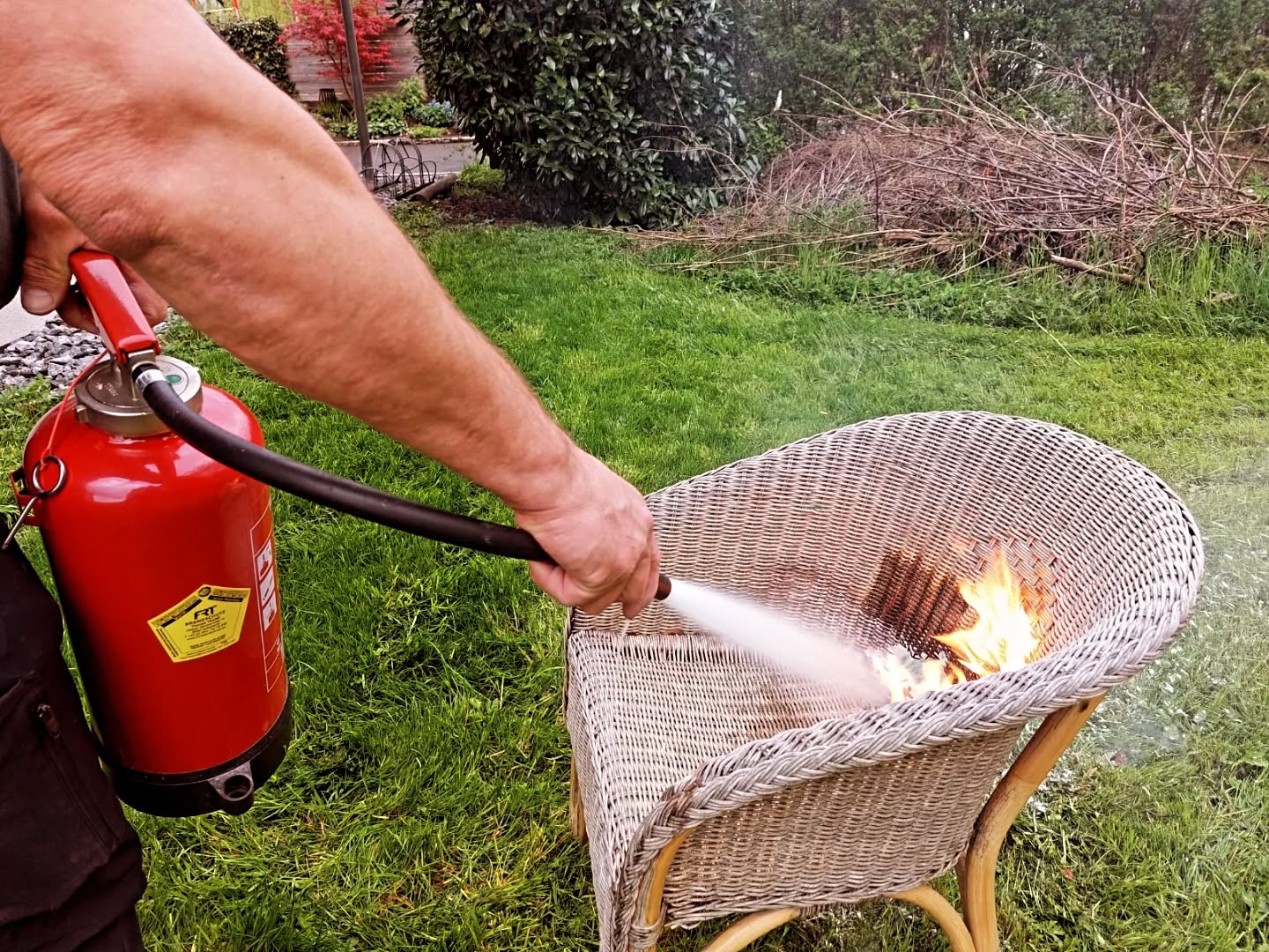 🔥 Feuerlöscherüberprüfung für Hohenems und Umgebung
Ein funktionierender Feuerlöscher kann im Ernstfall entscheidend sein. Damit Ihr Gerät zuverlässig funktioniert, sollte es regelmäßig überprüft werden.
Darum bieten wir für die Hohenemser Bevölkerung sowie die umliegenden Gemeinden wieder eine Feuerlöscherüberprüfung an.
📅 18. April 2026
📍 Wirtschaftspark „Die Spinnerei“, Hohenems
⏰ 08:00 – 12:00 Uhr
Unsere Fachkräfte überprüfen Ihren Feuerlöscher fachgerecht und stellen sicher, dass er im Notfall einsatzbereit ist.
Gerade bei Entstehungsbränden zählen oft die ersten Sekunden. Ein geprüfter Feuerlöscher kann helfen, größeren Schaden zu verhindern.
➡️ Nutzen Sie die Gelegenheit und bringen Sie Ihren Feuerlöscher vorbei.
FRT Brandschutz
Persönlich. Sicher. Kompetent.
#frtbrandschutz #feuerlöscher #hohenems #vorarlberg #sicherheit