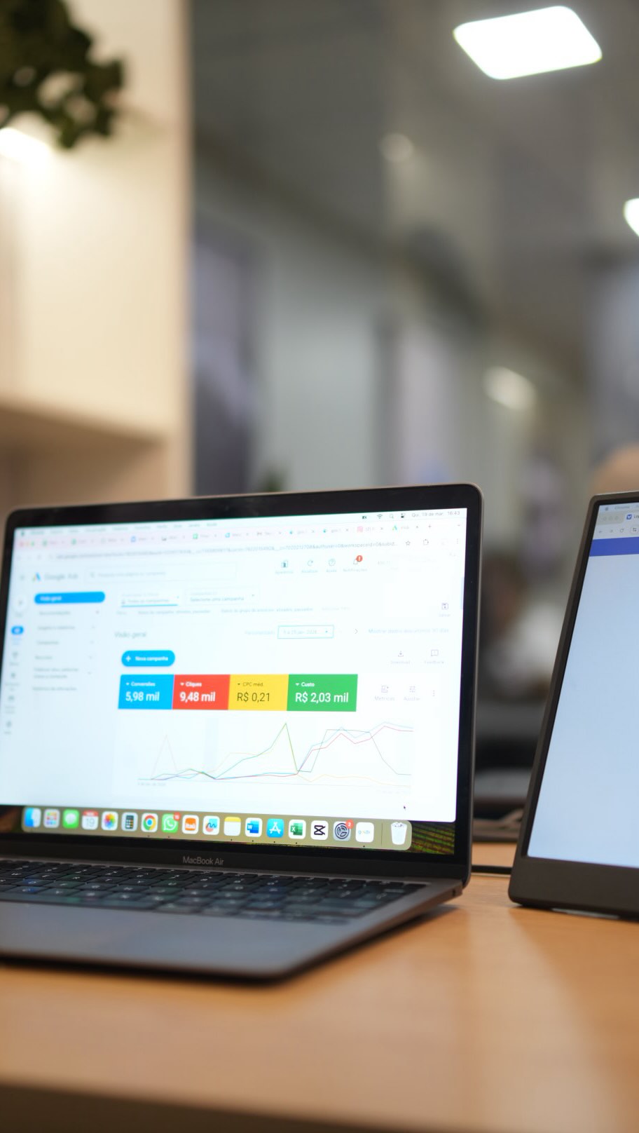 Às vezes o que já está funcionando parece impossível de mexer.
Mas quando existe estratégia por trás, até o que é bom pode performar muito melhor.
#marketingmedico #trafegopago #captacaodepacientes #gestaodeclinicas #estrategiadigital