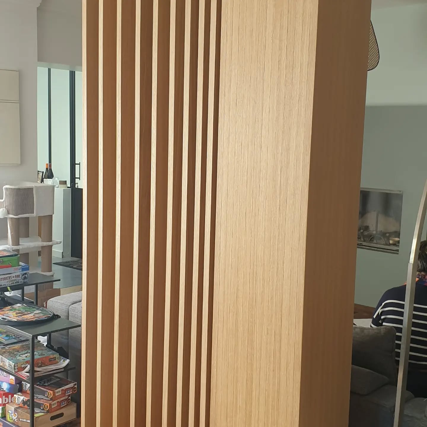 Habillage d'un poteau béton en panneau plaqué chêne 🌱
Accompagné d'un claustra du sol au plafond sans traverses, fixation invisibles, l'ensemble est fini avec un vernis polyuréthane.
Prise électrique intégré à l'habillage 💡
Projet et très belle idée de @cl.interieur 👏
#agencementinterieur #agencement #salon #poteau #artisan #menuisier #ebeniste #placage #claustra #design #contemporain #bois #architecturedesign #architectedinterieur #travaux #renovation #surmesure #savoirfaire