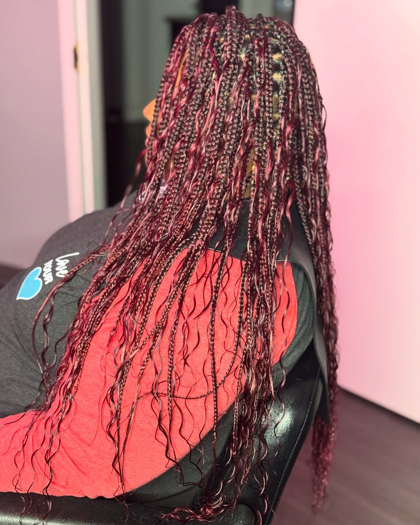 ✨ Goddess Box Braids ✨
Elevate your look this season with beautiful, flowing Goddess Box Braids! Perfect for any occasion and an effortless way to protect your hair while looking fabulous.
Book your appointment today and let your hair shine like the goddess you are!