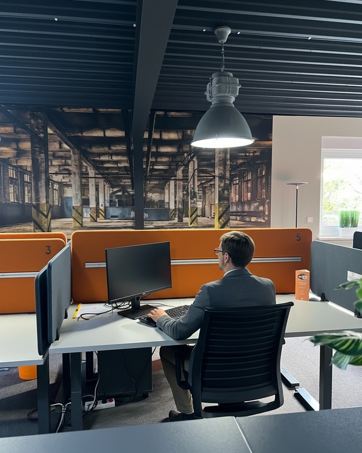 4.
Viele Ideen entstehen nicht im Chaos, sondern im richtigen Umfeld.
Ein strukturierter Arbeitsplatz hilft deinem Kopf beim Denken.
Du arbeitest konzentrierter und bleibst länger im Flow.
Das spart Zeit und bringt bessere Ergebnisse.
Ein guter Arbeitsplatz wirkt oft stärker als Motivation. 🧠✨
👉 https://bio.vision-uelsen.de
#kreativarbeiten #coworking #produktivität