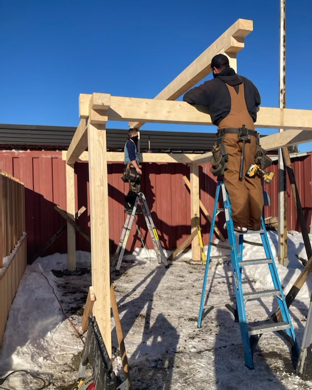 This post and beam pavilion is final piece to our project for outdoor education at MECC. #workinthesnowandrain#trimberframe#locallysorcedmaterials #outdooreducation#outdoorteaching#
