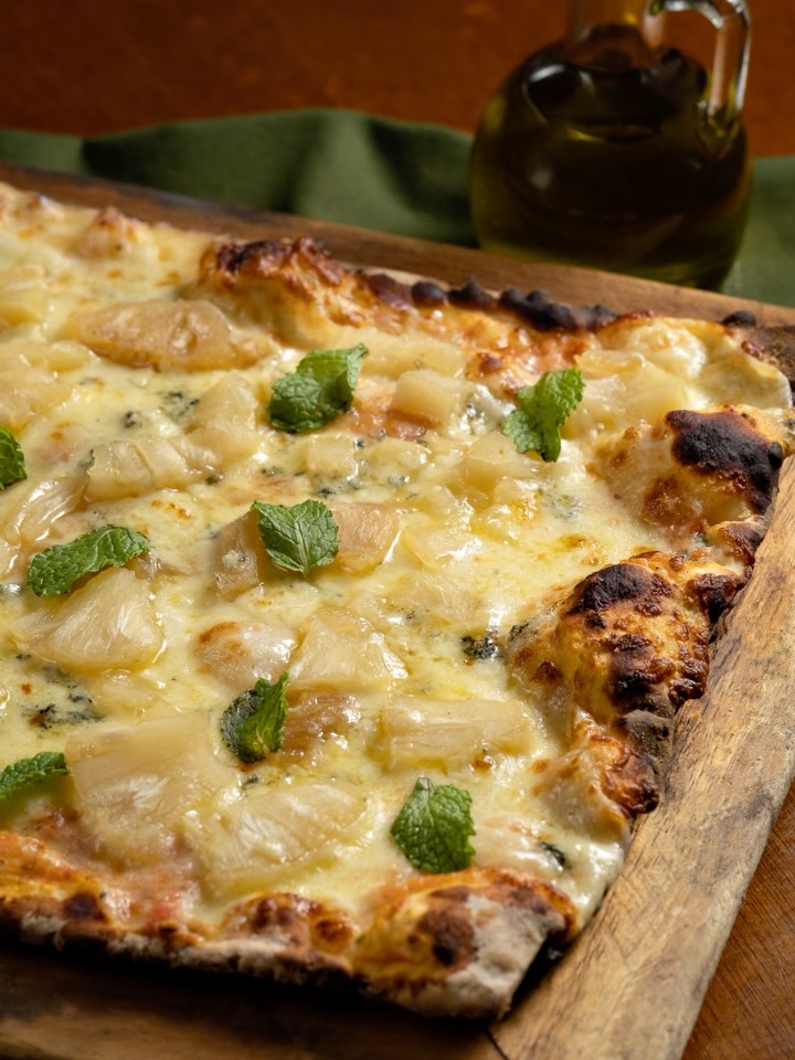 A verdadeira quinta-feira é com pizza e piano ao bar!